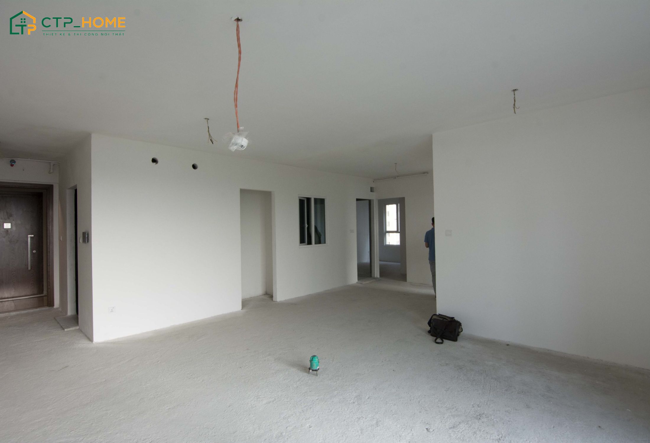 Kiến trúc sư tiến hành khảo sát thực tế công trình thi công nội thất phòng bếp