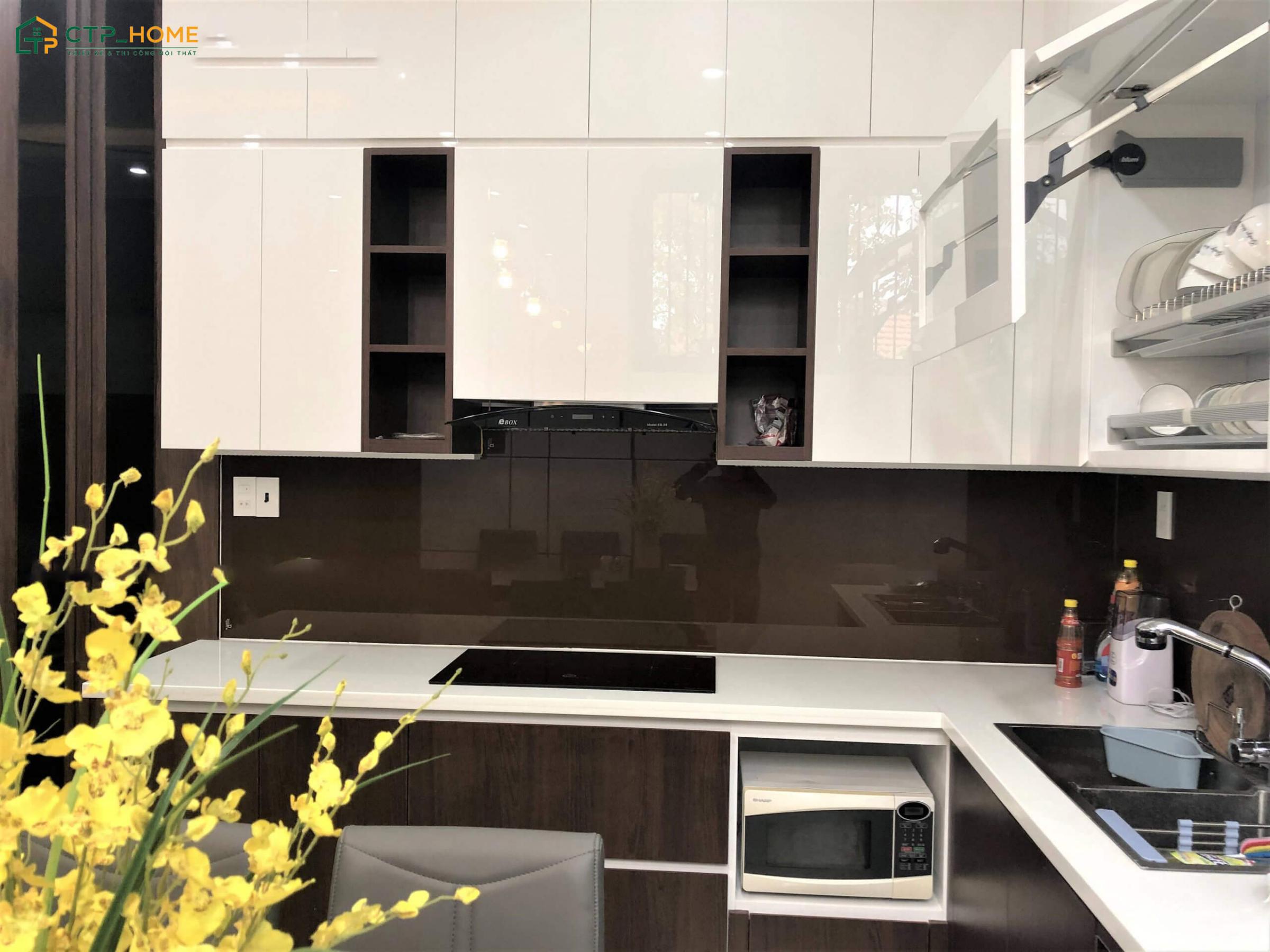 Khu vực bếp nấu sử dụng chất liệu gỗ công nghiệp MDF có kiểu dáng sang trọng