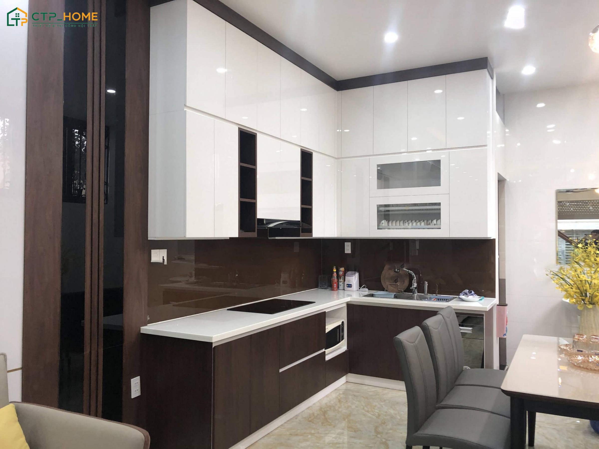 Thi công tủ bếp hình chữ L kịch trần giúp tối ưu không gian lưu trữ đồ đạc