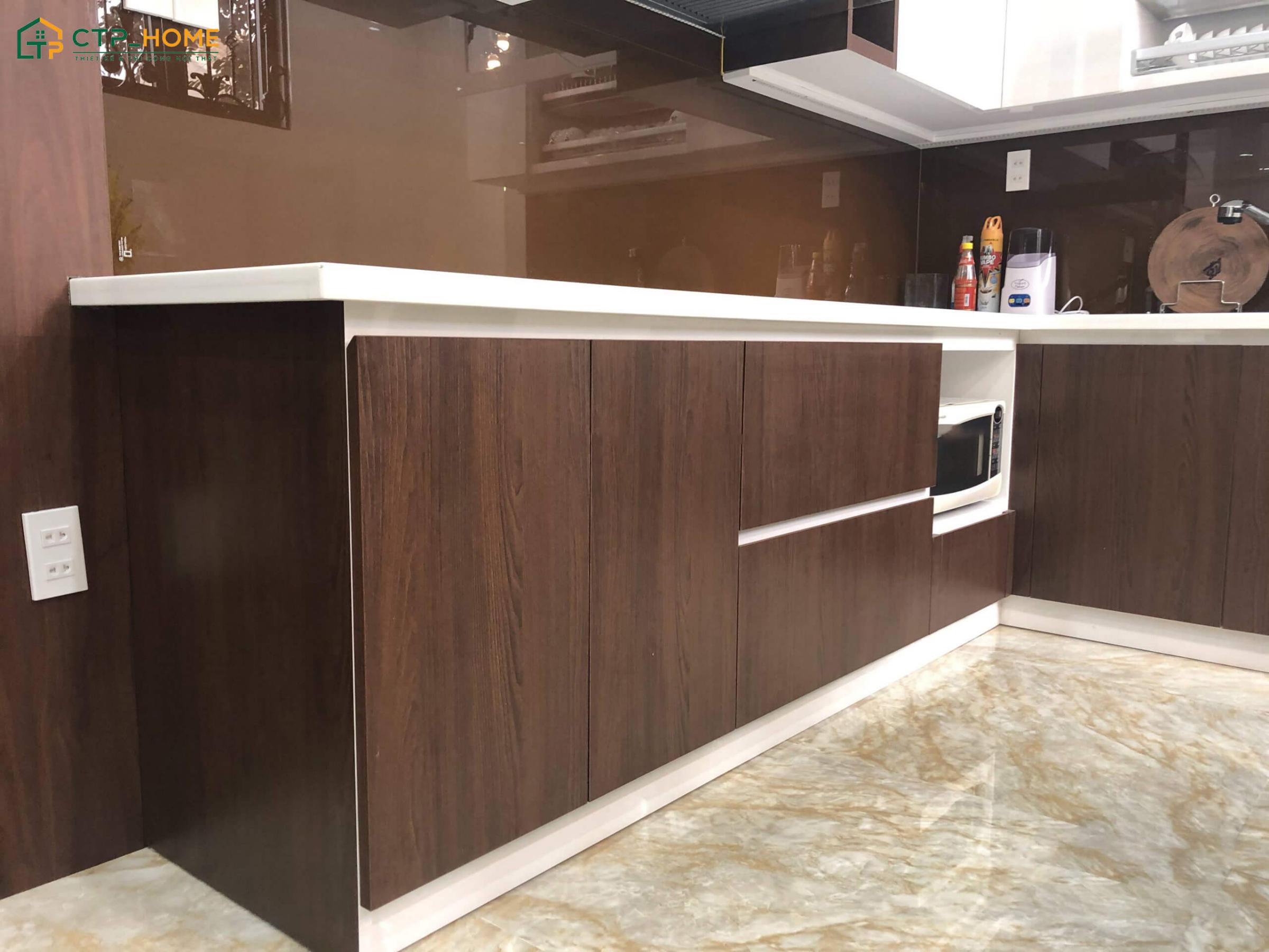 Tủ bếp dưới được thi công bằng gỗ công nghiệp với hệ vân trang trí vô cùng tự nhiên
