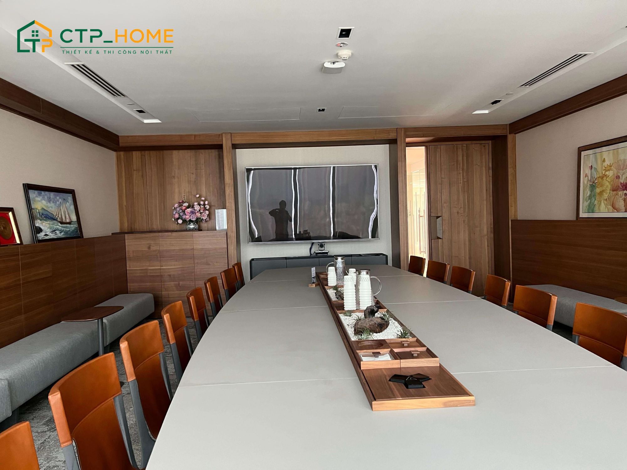 Phòng họp được thi công đồng bộ với bàn họp gỗ MDF chống ẩm cao cấp và hệ ghế bọc da