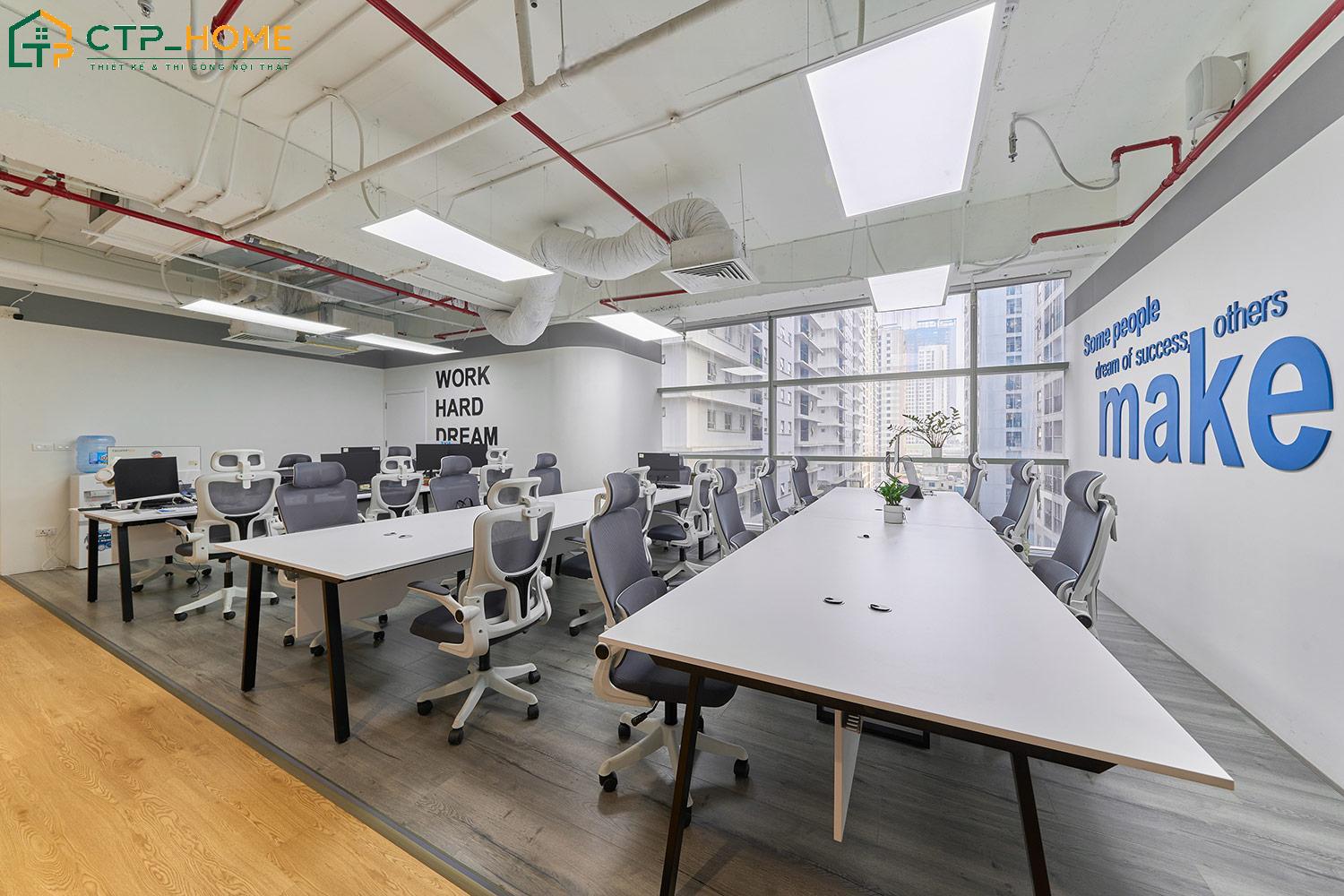 Các hạng mục trang trí như slogan và hoàn thiện tường được CTP Home thi công cẩn thận