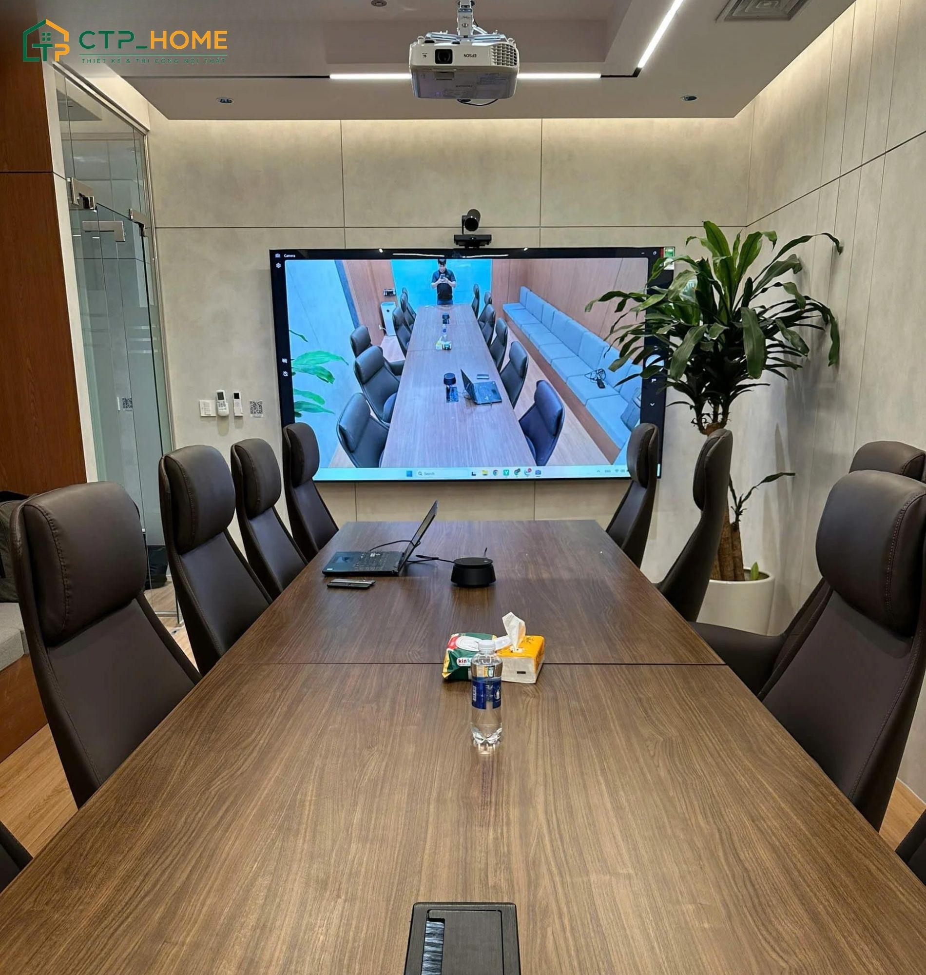 Thi công văn phòng với phòng họp được xử lý cách âm, đồng thời lắp đặt các trang thiết bị cần thiết