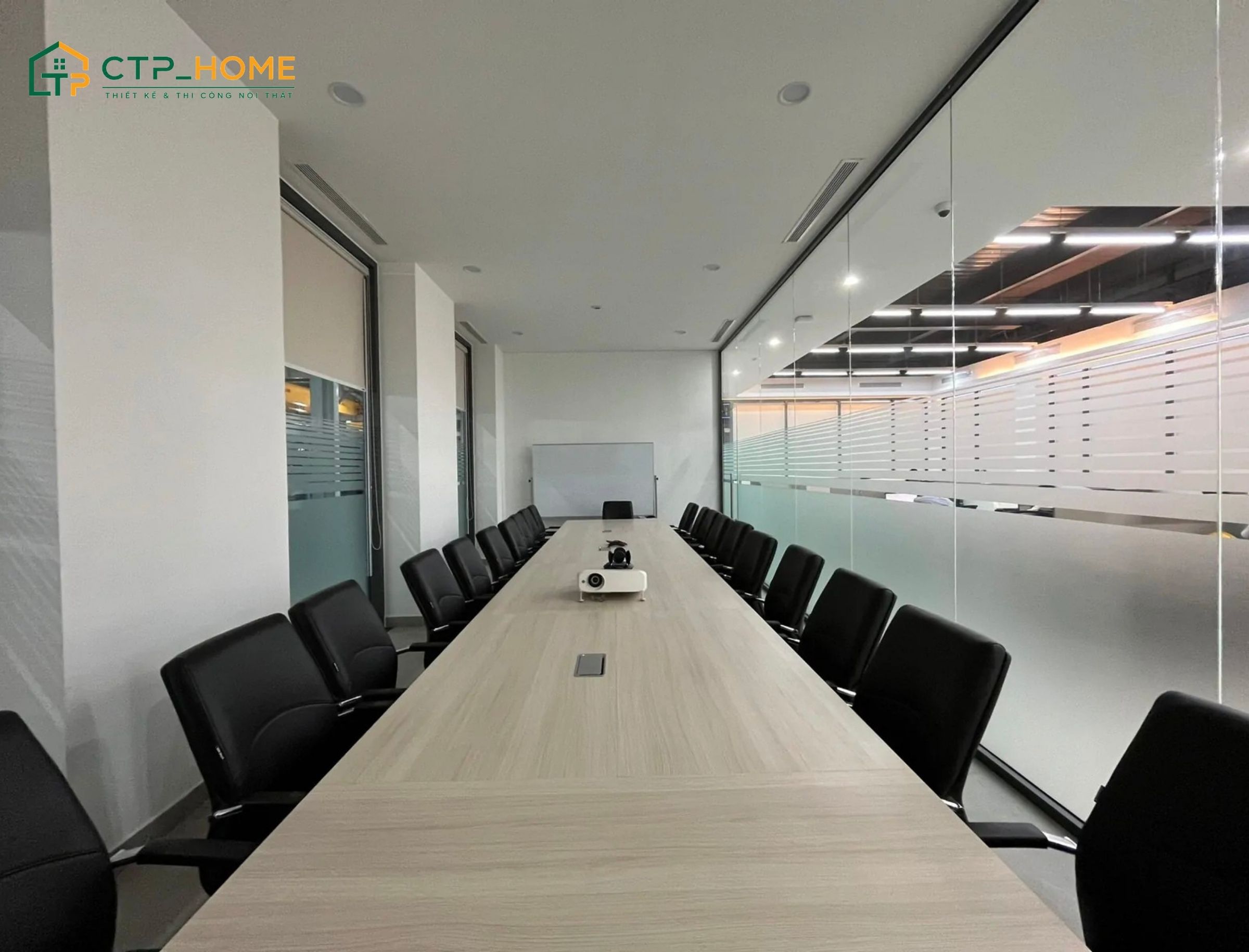 Phòng họp được thi công tỉ mỉ với hệ trần giật cấp và bố trí ánh sáng đúng theo tiêu chuẩn kỹ thuật