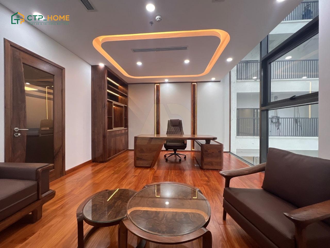 Phòng giám đốc được thi công hoàn thiện với bàn làm việc gỗ tự nhiên và hệ tủ sang trọng