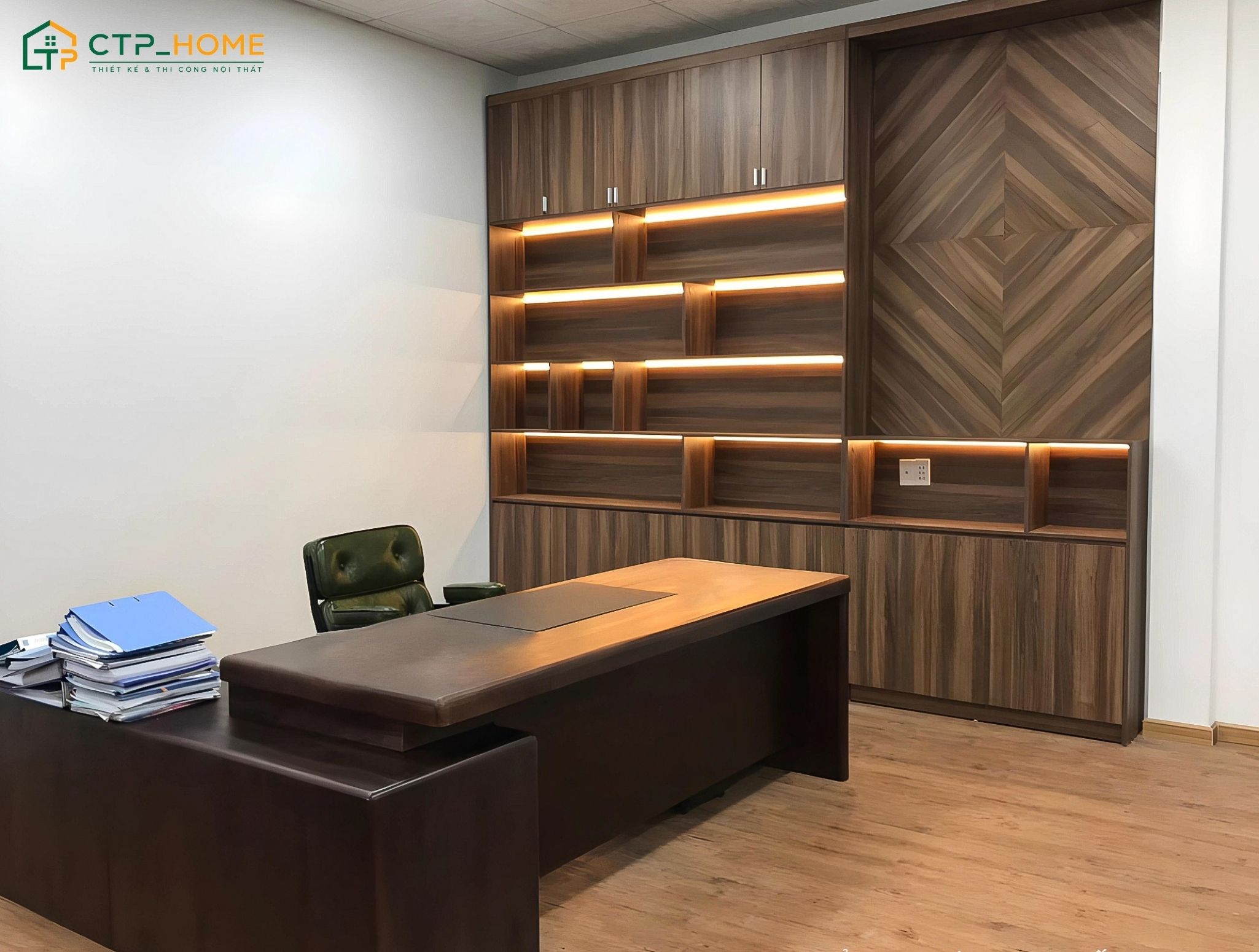 Dịch vụ thi công nội thất văn phòng lãnh đạo với khu vực tiếp khách rộng rãi và trang thiết bị nội thất chỉn chu