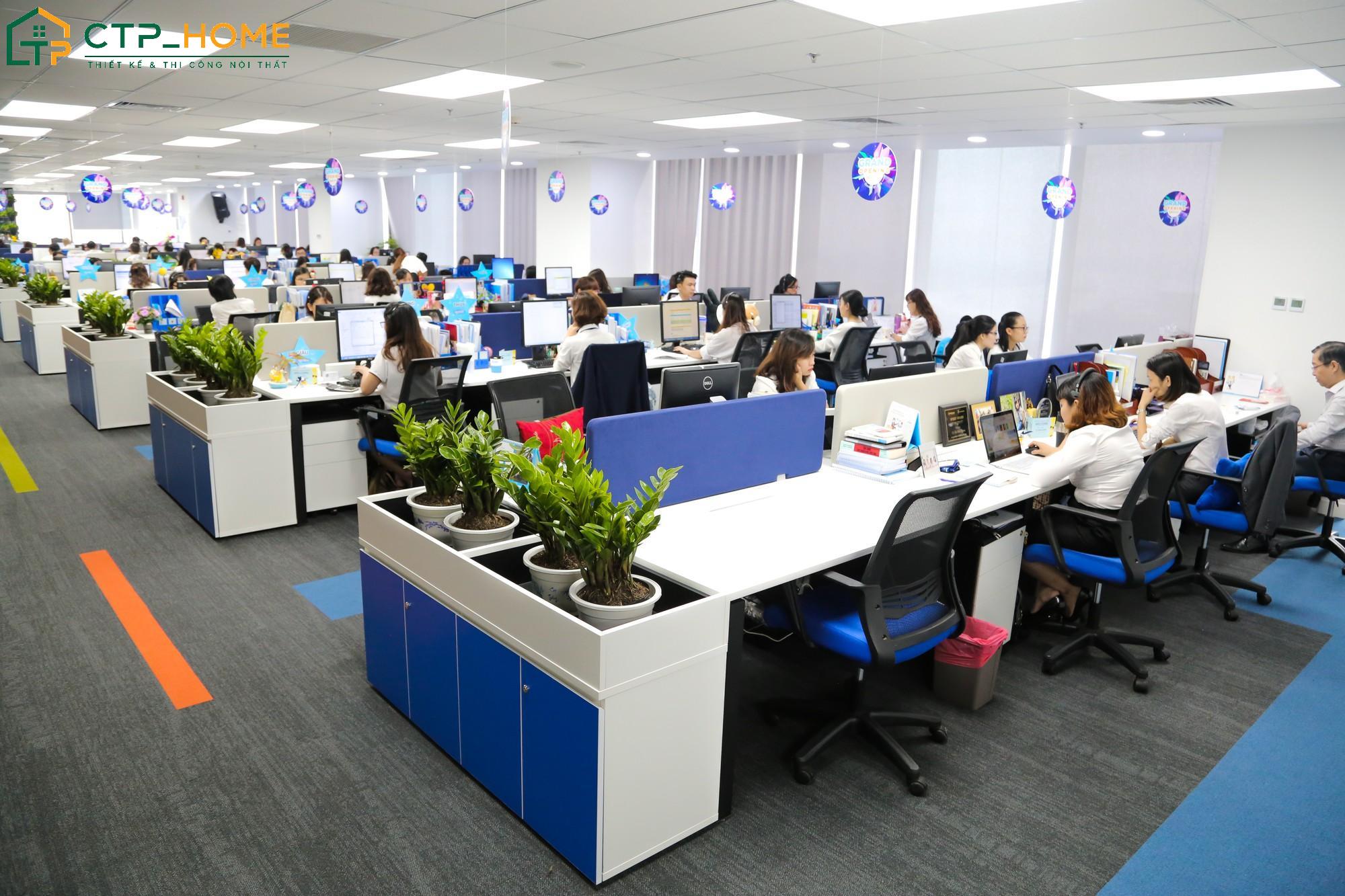 Khu vực làm việc chung của nhân viên được hoàn thiện nội thất với hệ bàn module và vách ngắn đồng bộ