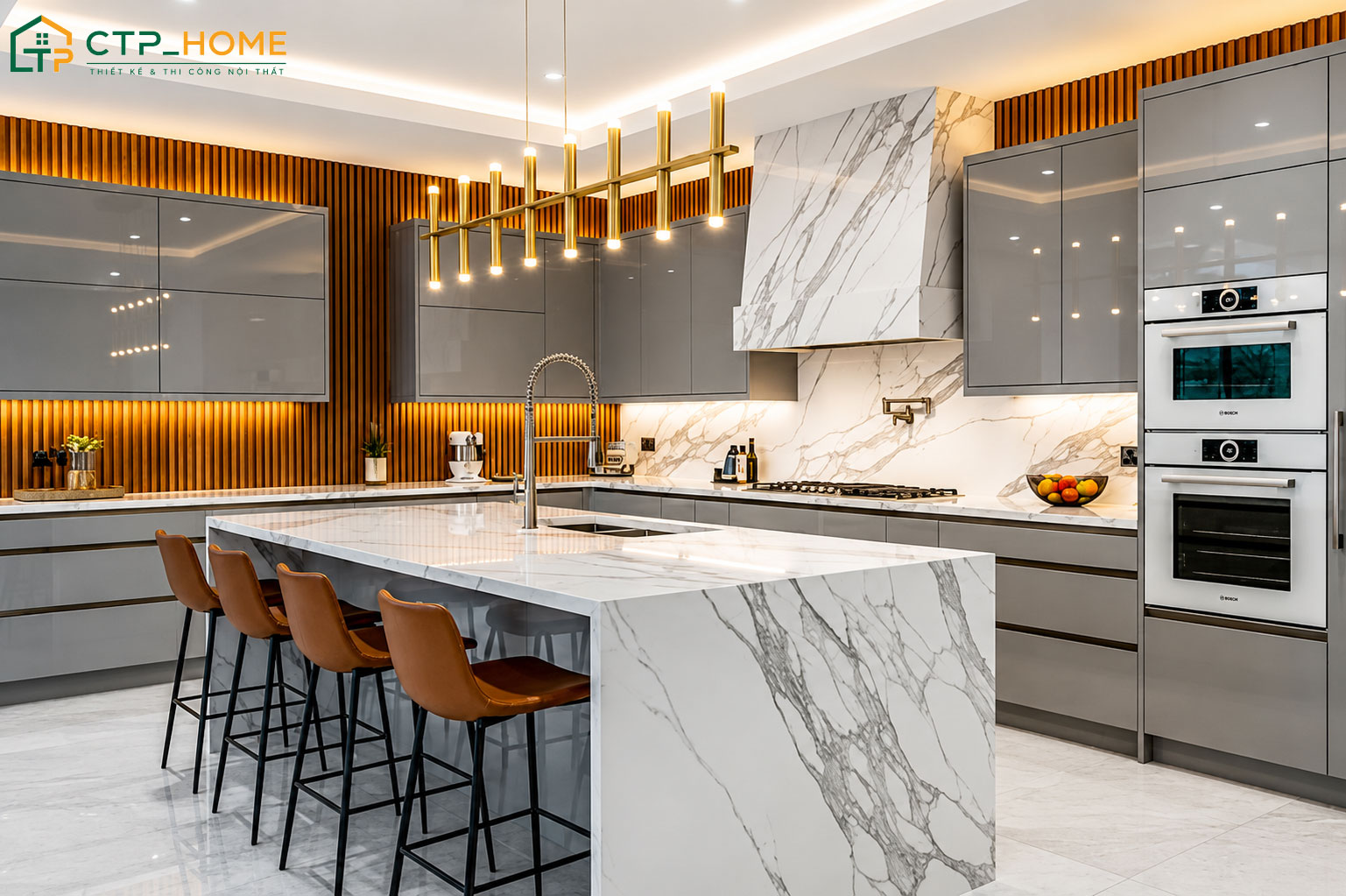 Mẫu thiết kế nội thất bếp chung cư Luxury được ốp đá giúp chống bám bẩn và dễ sử dụng