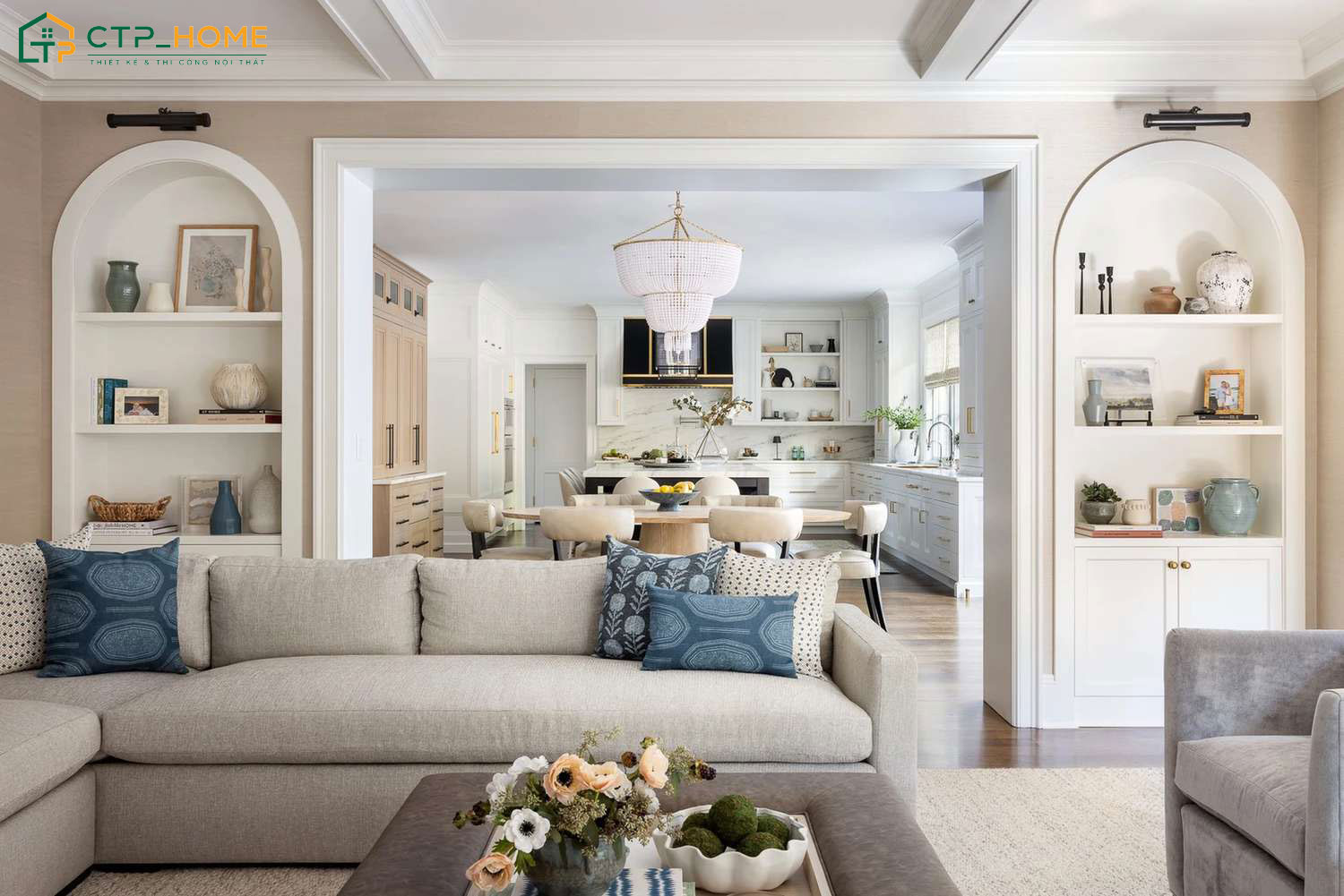 Việc bố trí phòng khách liền với phòng bếp giúp đảm bảo sự thuận tiện trong sinh hoạt hằng ngày
