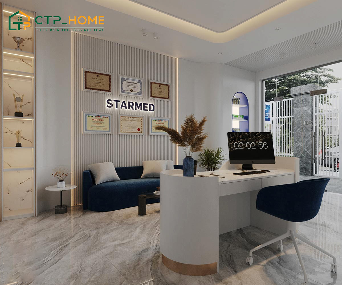 Khu vực quầy lễ tân có thiết kế tối giản, tập trung vào tên thương hiệu