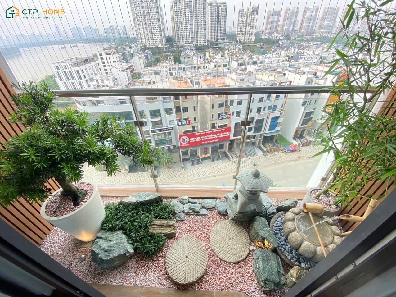 Có thể kết hợp thêm hòn non bộ mini để giúp không gian ban công trở nên sinh động hơn