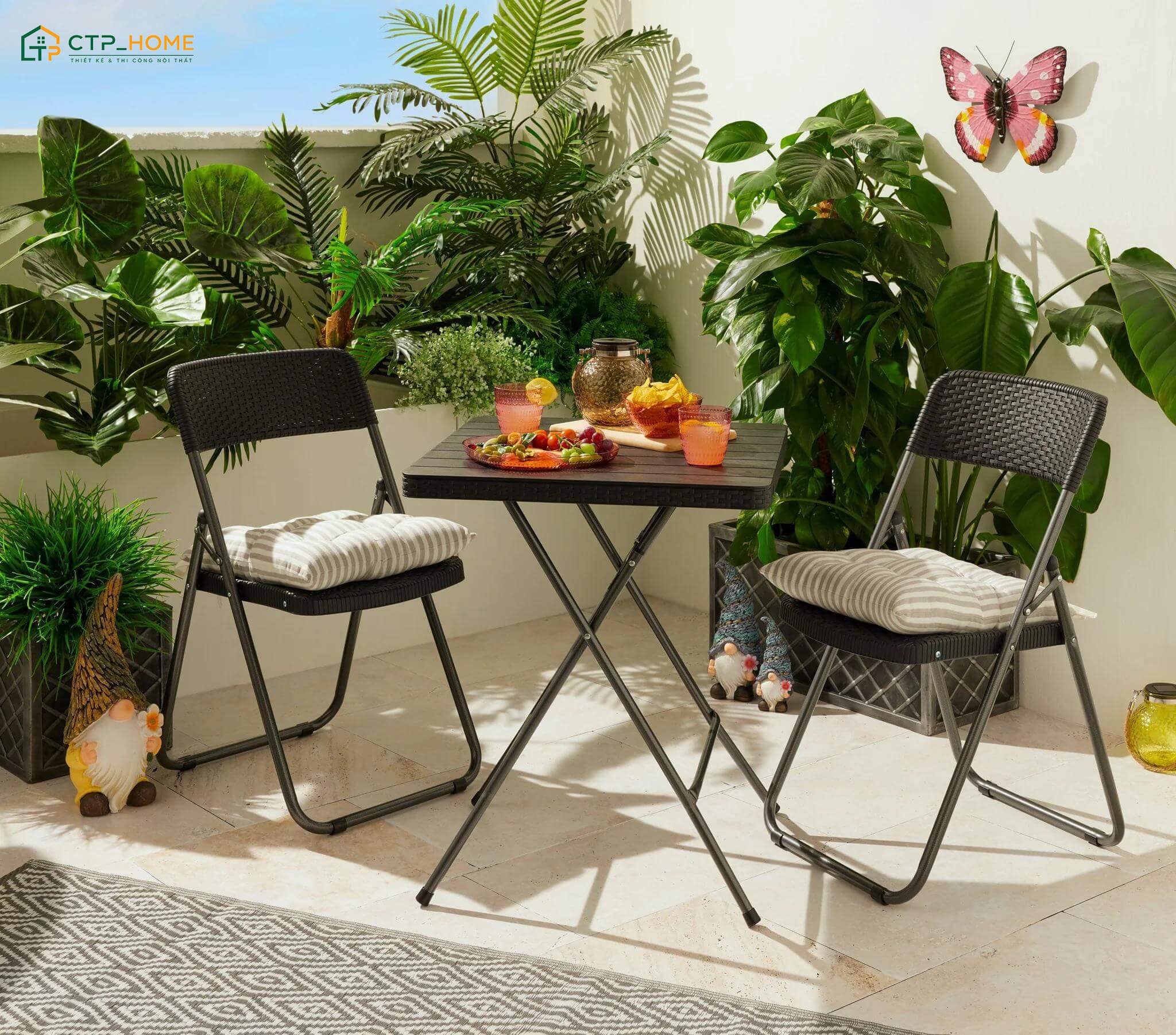 Ý tưởng trang trí ban công chung cư với bàn ghế xếp phù hợp với căn chung cư có diện tích nhỏ
