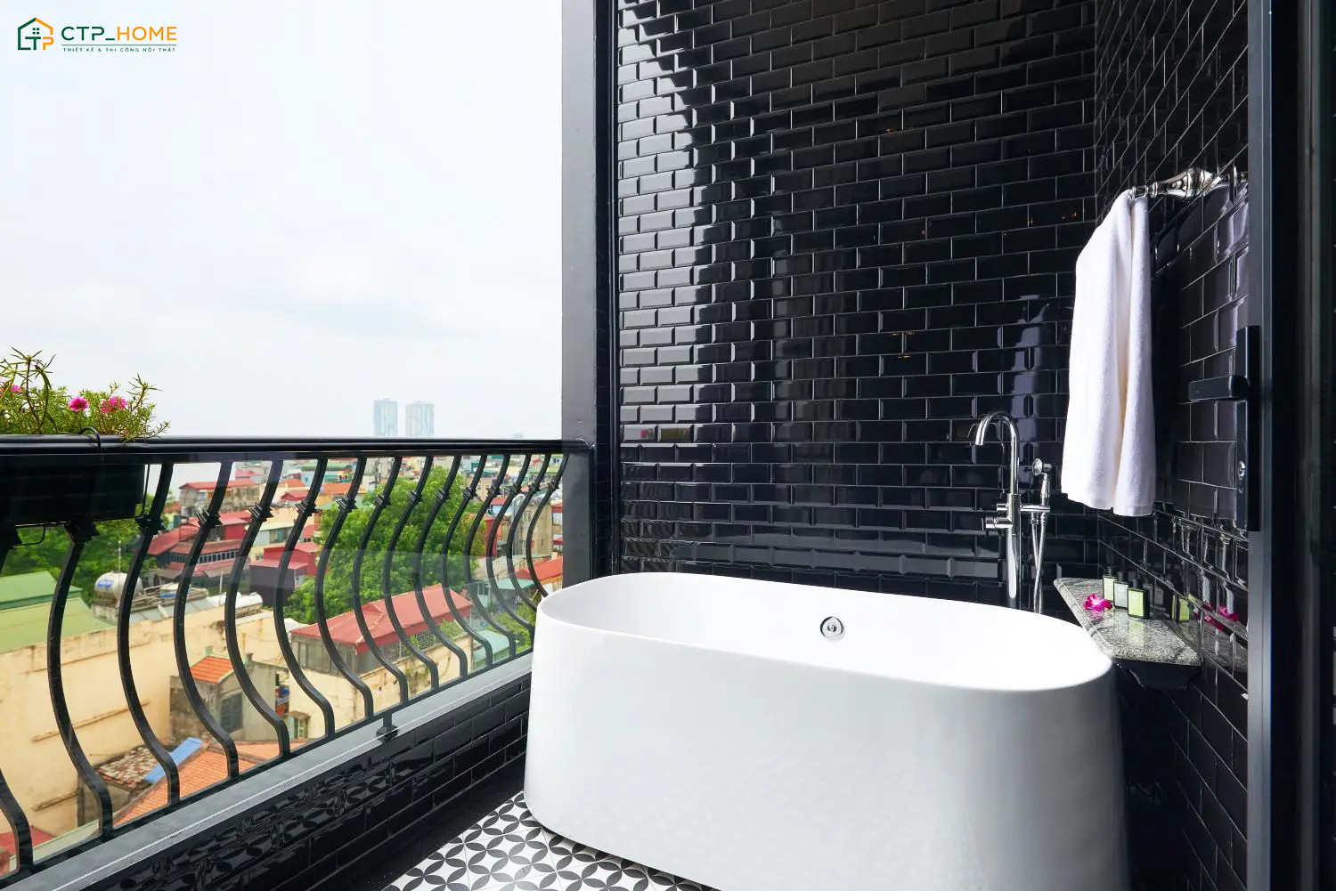 Mẫu decor ban công chung cư đẹp với bồn tắm sục giúp gia chủ thư giãn sau một ngày làm việc dài