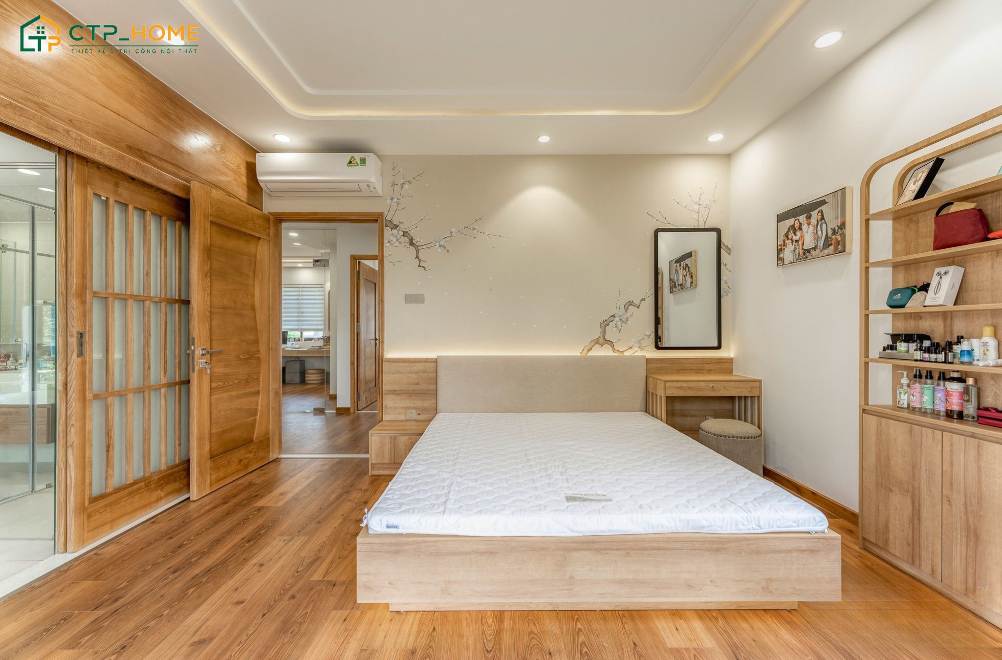 Sử dụng cửa lùa bằng gỗ giúp căn phòng ngủ chính nhận được nhiều ánh sáng tự nhiên hơn