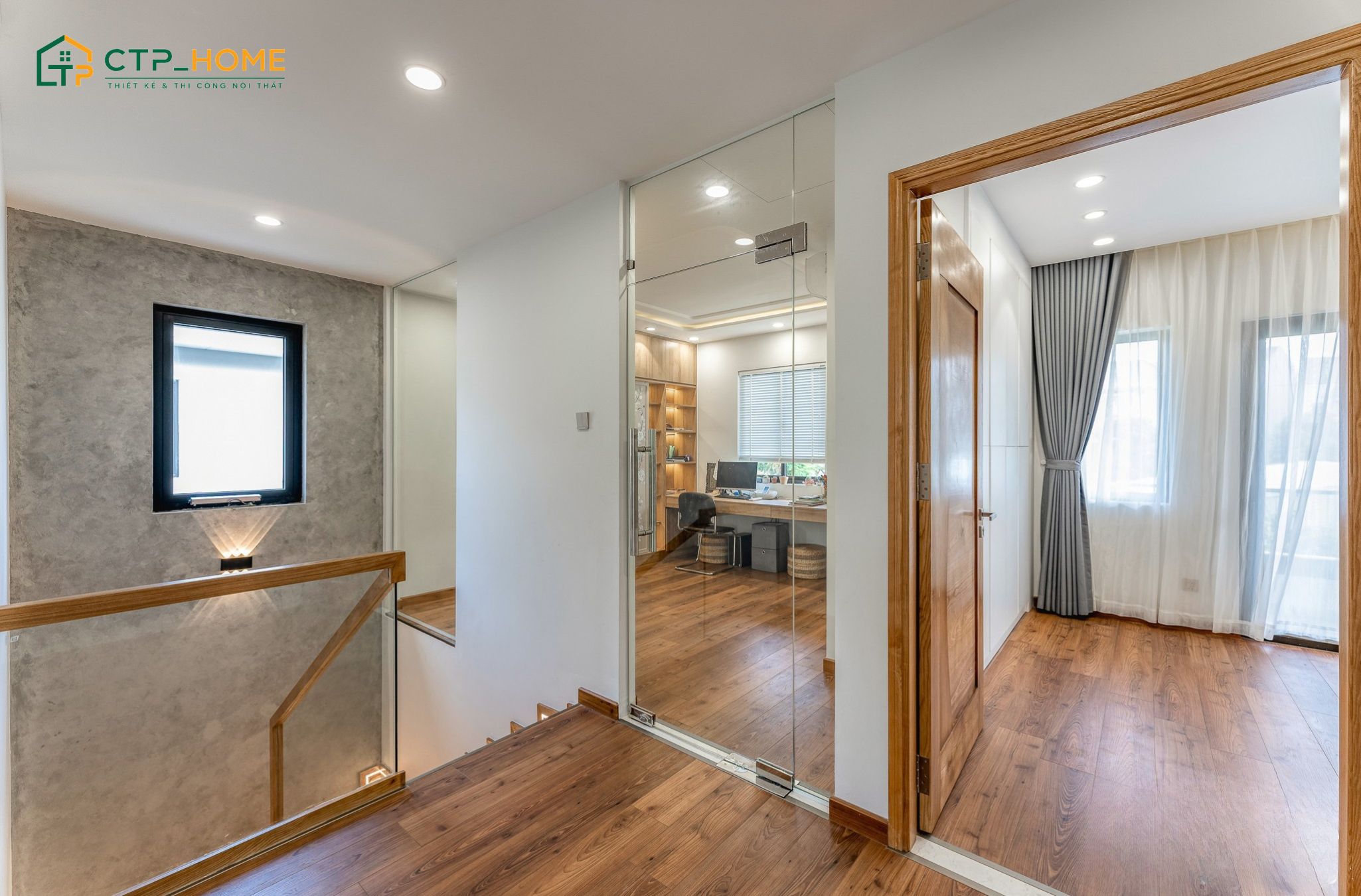 Khu vực cầu thang được ốp sàn gỗ sang trọng