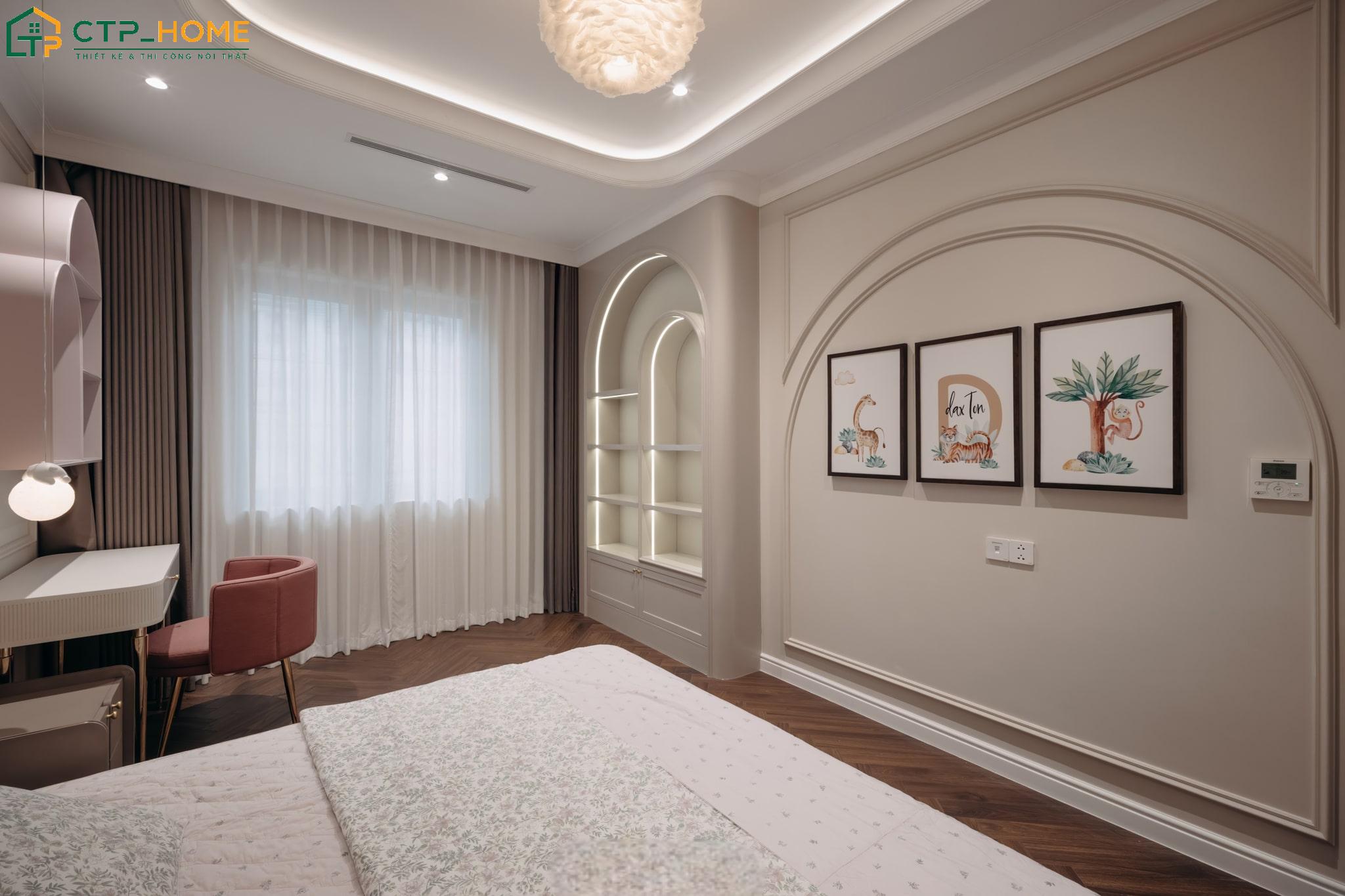 Kệ trang trí được thi công bằng gỗ giúp tăng tính thẩm mỹ cho không gian