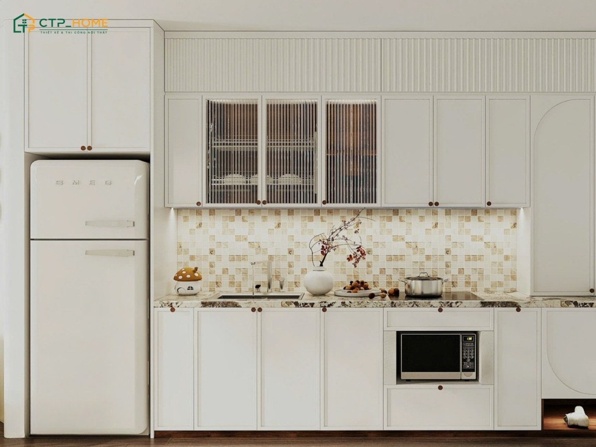 Hệ tủ bếp hình chữ I phong cách Japandi tiện nghi được ốp gạch Mosaic nổi bật