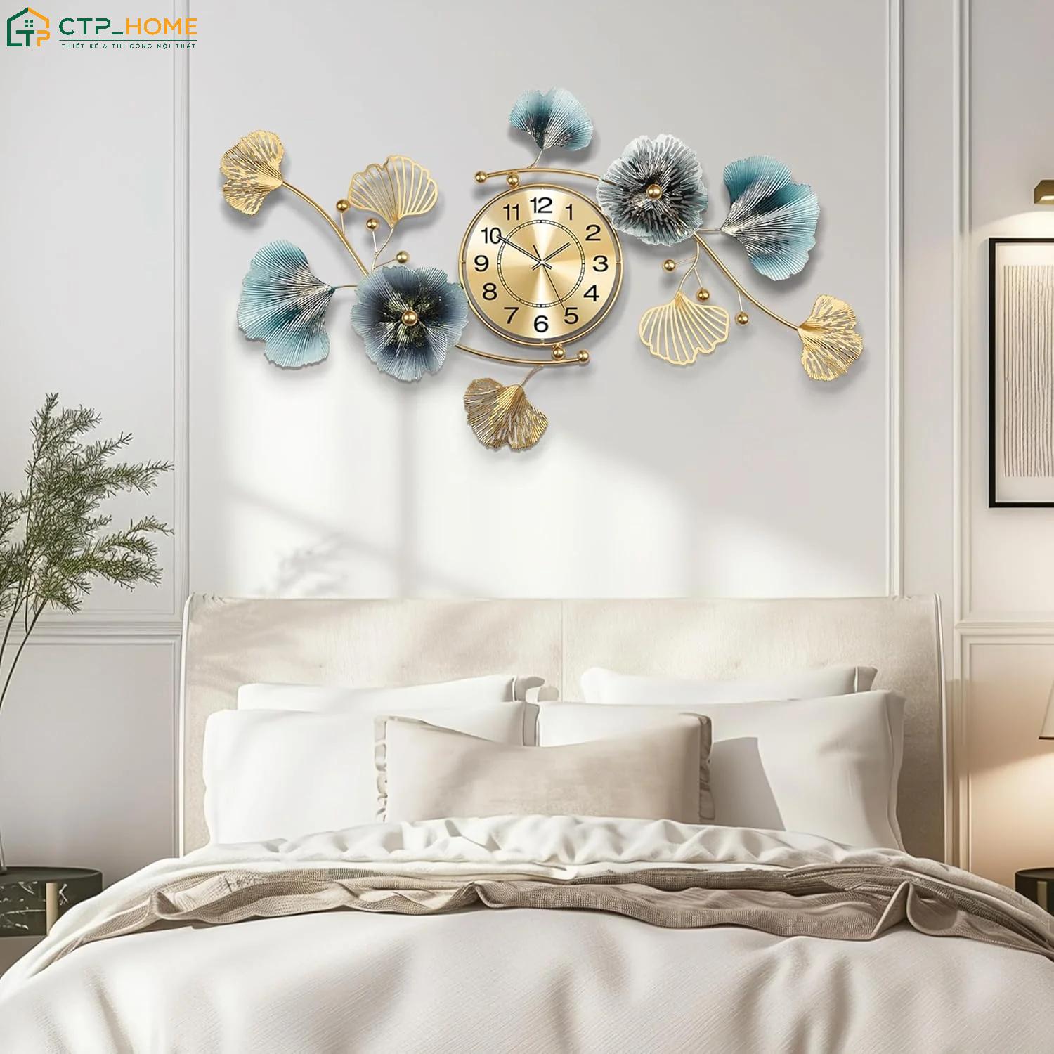 Decor phòng ngủ sang trọng bằng đồng hồ treo tường giúp không gian trở nên có điểm nhấn hơn