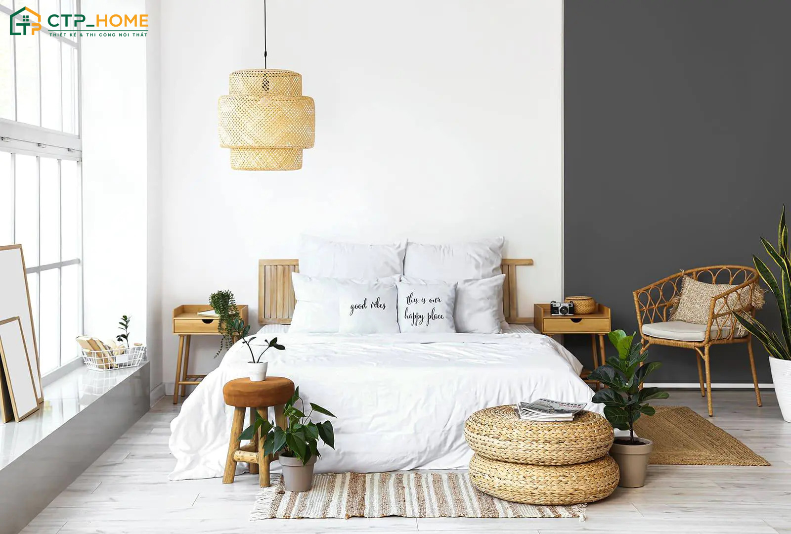 Sử dụng chậu cây nhỏ kết hợp với nội thất gỗ mộc mạc giúp tạo cảm giác gần gũi hơn với thiên nhiên