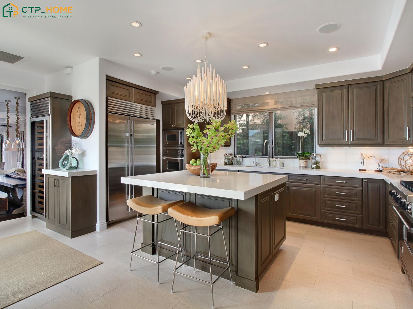 Bố trí hệ cửa kính lớn giúp gia chủ vừa nấu nướng vừa tận hưởng khung cảnh thiên nhiên