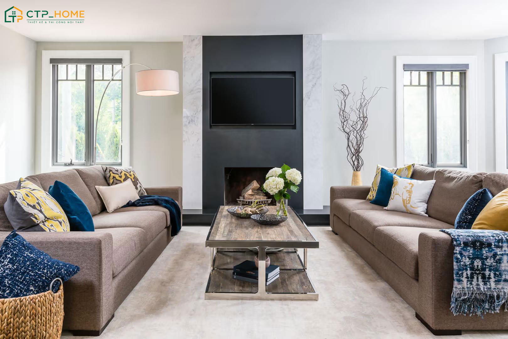 Bố trí sofa sát tường là phương án tối ưu giúp đảm bảo tính thẩm mỹ và đáp ứng tốt nhu cầu sử dụng