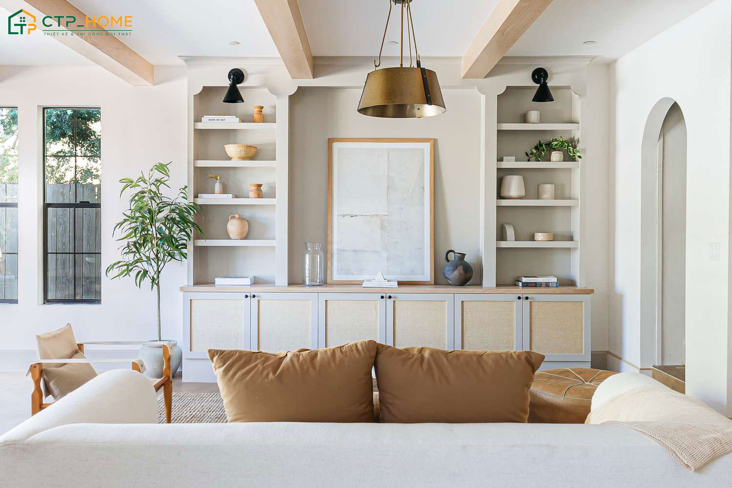 Bố trí phòng khách đẹp cho nhà ống với tủ trang trí giúp tạo điểm nhấn cho toàn bộ không gian