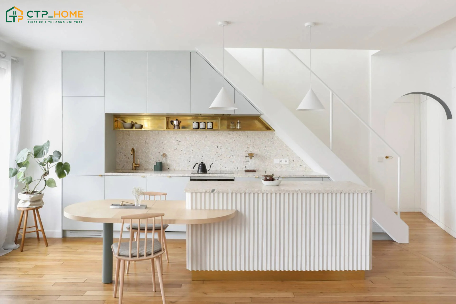 Mẫu thiết kế nhà bếp nhỏ đơn giản với tone màu trắng chủ đạo giúp không gian trở nên rộng rãi và sáng sủa hơn