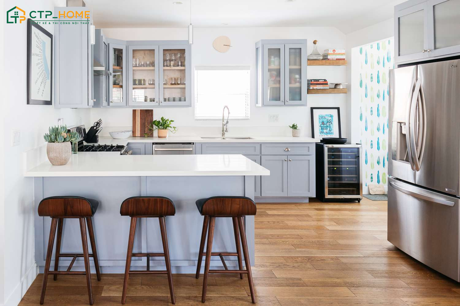Sử dụng bảng màu tươi sáng là bí quyết decor phòng bếp nhỏ giúp không gian trở nên rộng rãi hơn