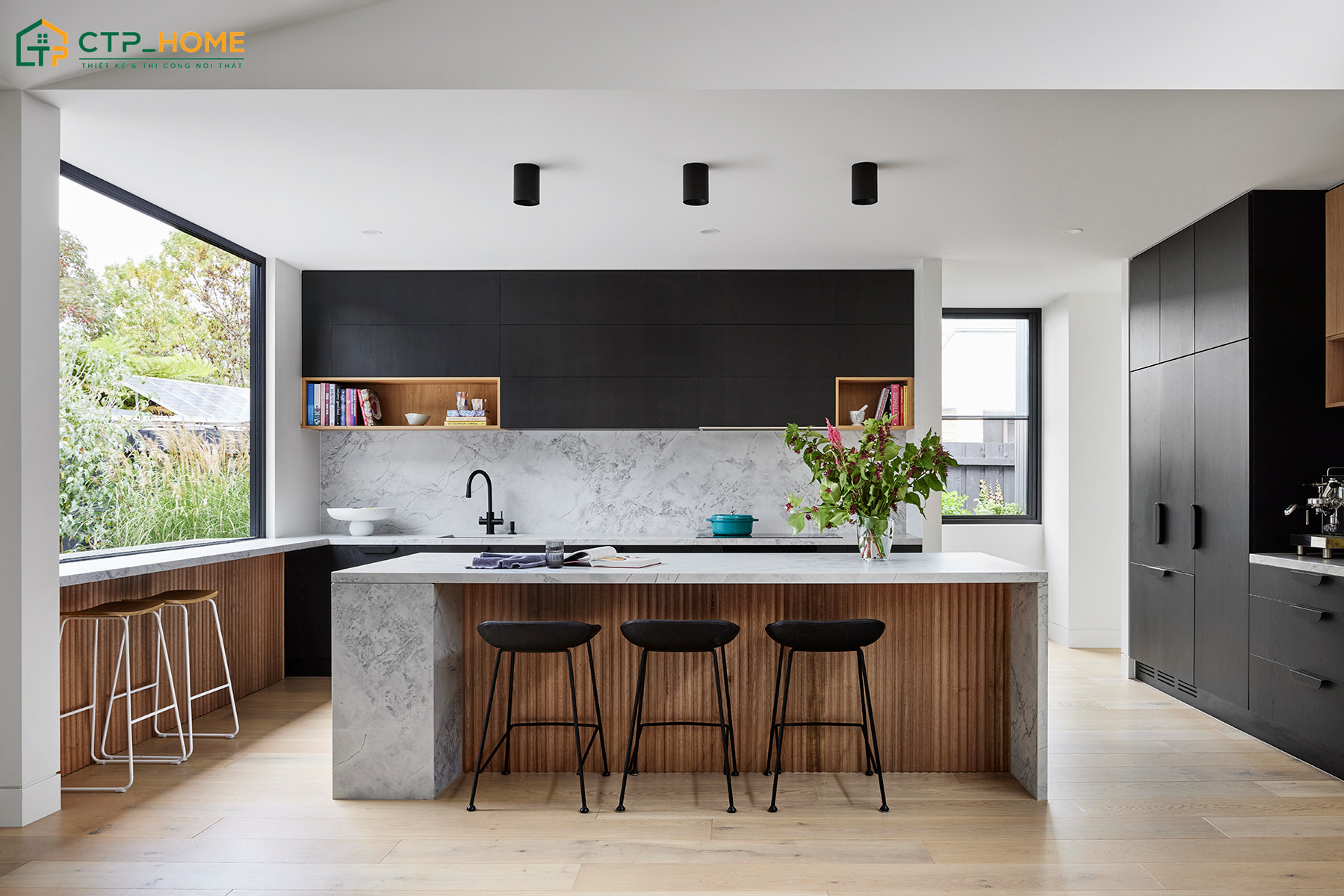 Cách phối màu tương phản giữa trắng, đen và chất liệu gỗ sẽ giúp nâng cao giá trị thẩm mỹ cho căn bếp nhỏ