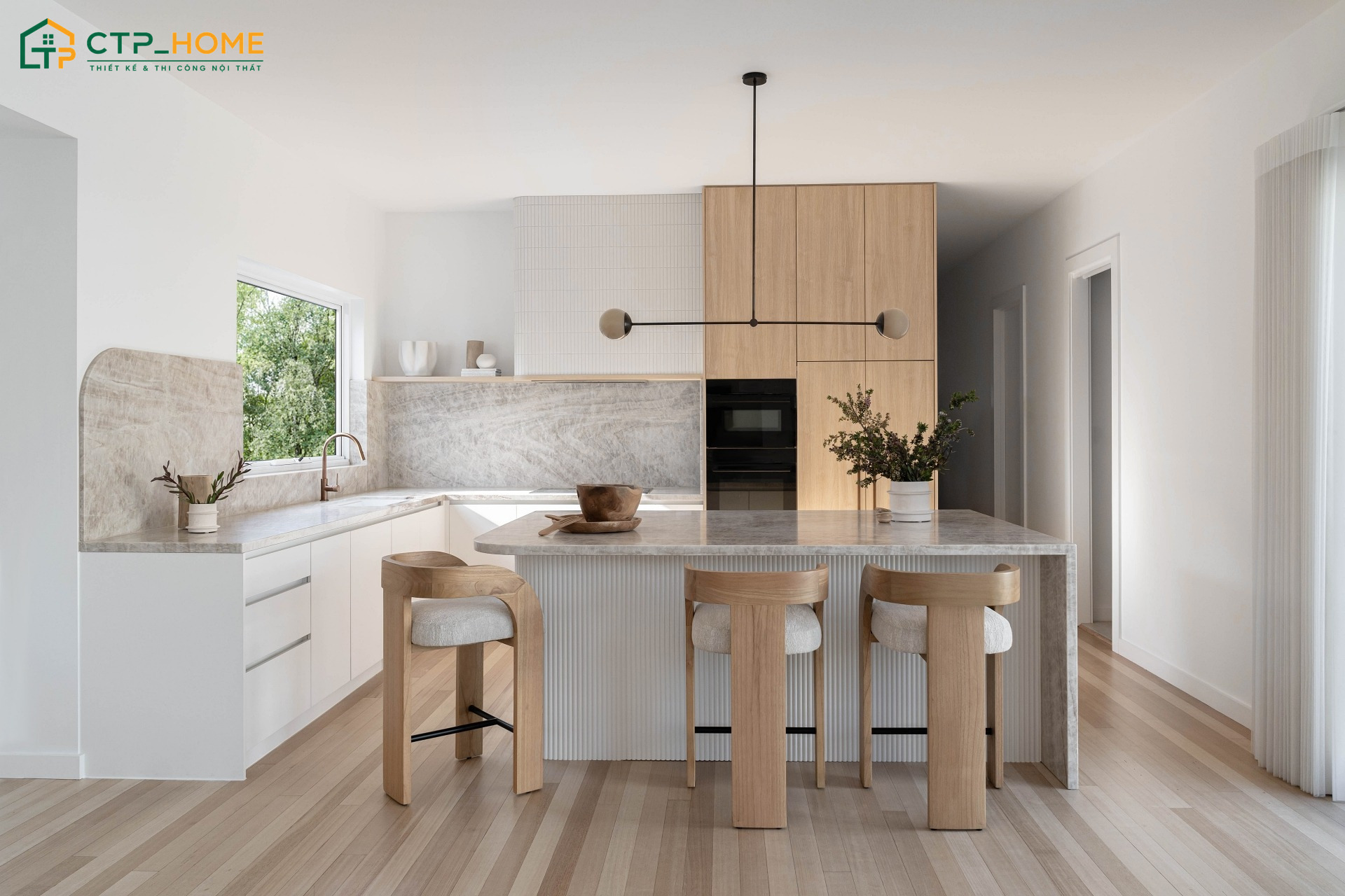 Bố trí hệ thống tủ lưu trữ thông minh giúp không gian nhà bếp nhỏ đơn giản luôn gọn gàng và ngăn nắp