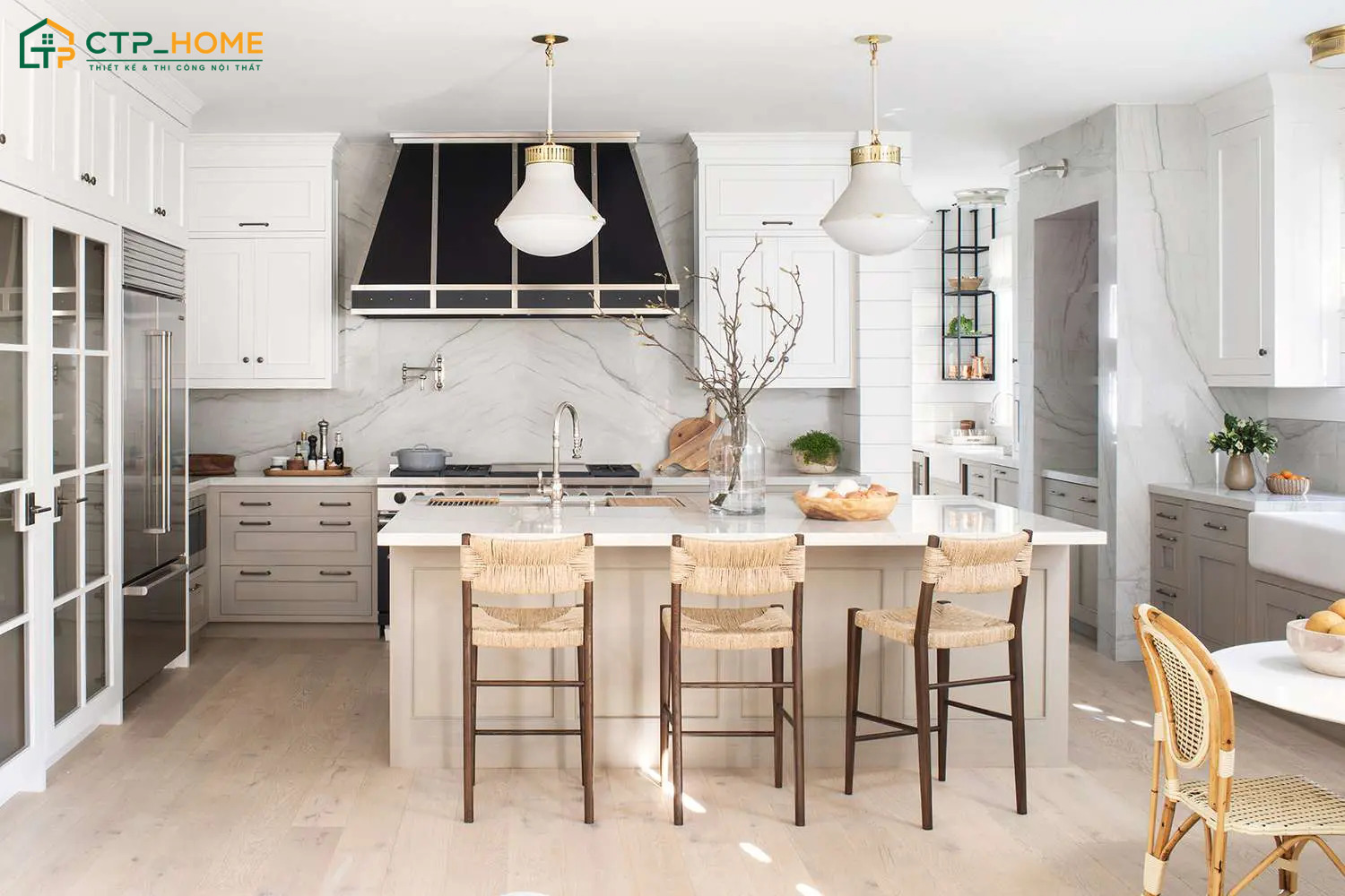 Khi thiết kế nhà bếp nhỏ gọn thì nên tận dụng ánh sáng tự nhiên để giúp không gian thông thoáng hơn