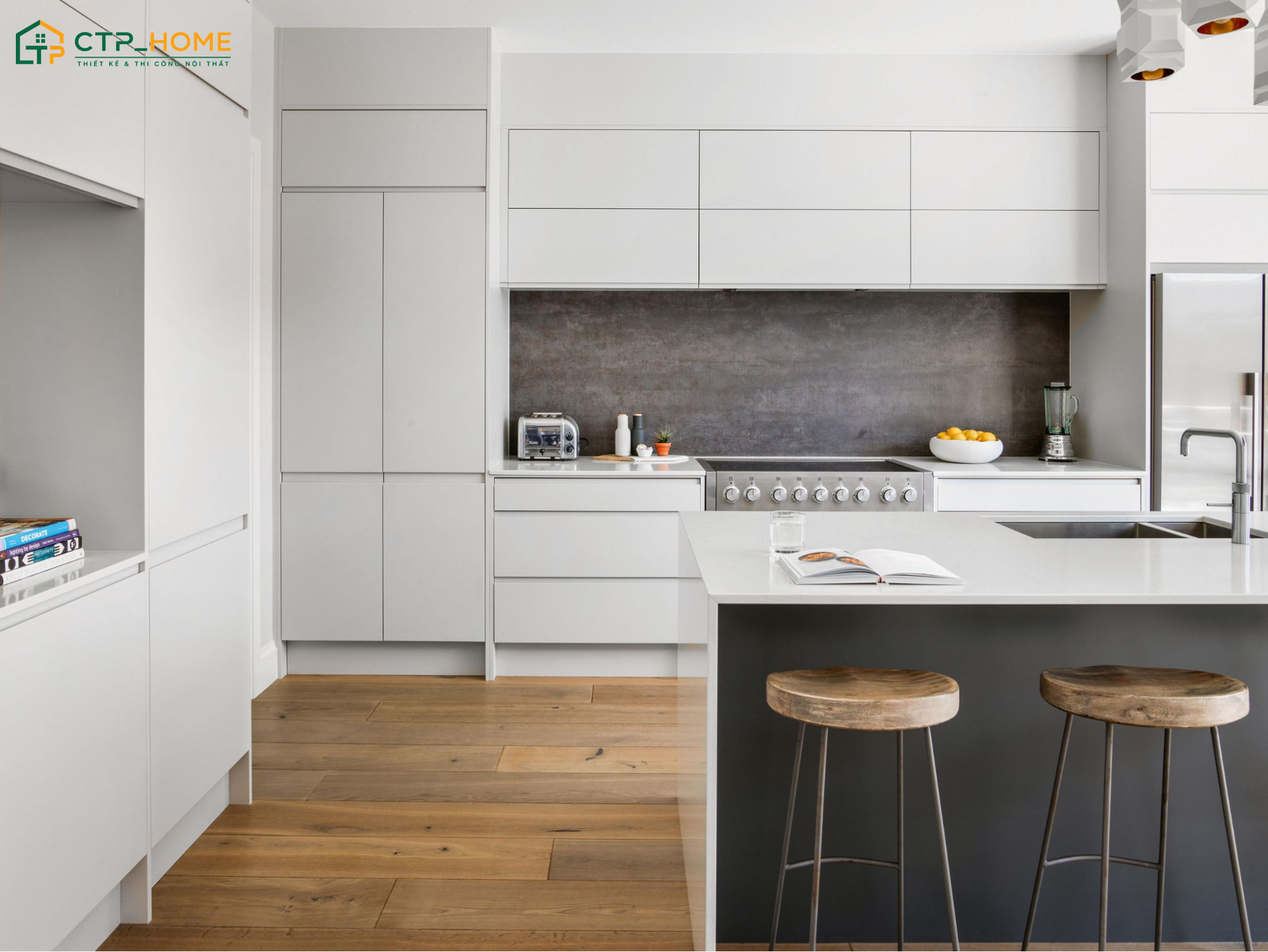 Phân loại và cất giữ vật dụng đúng vị trí là nguyên tắc quan trọng khi thiết kế phòng bếp nhỏ