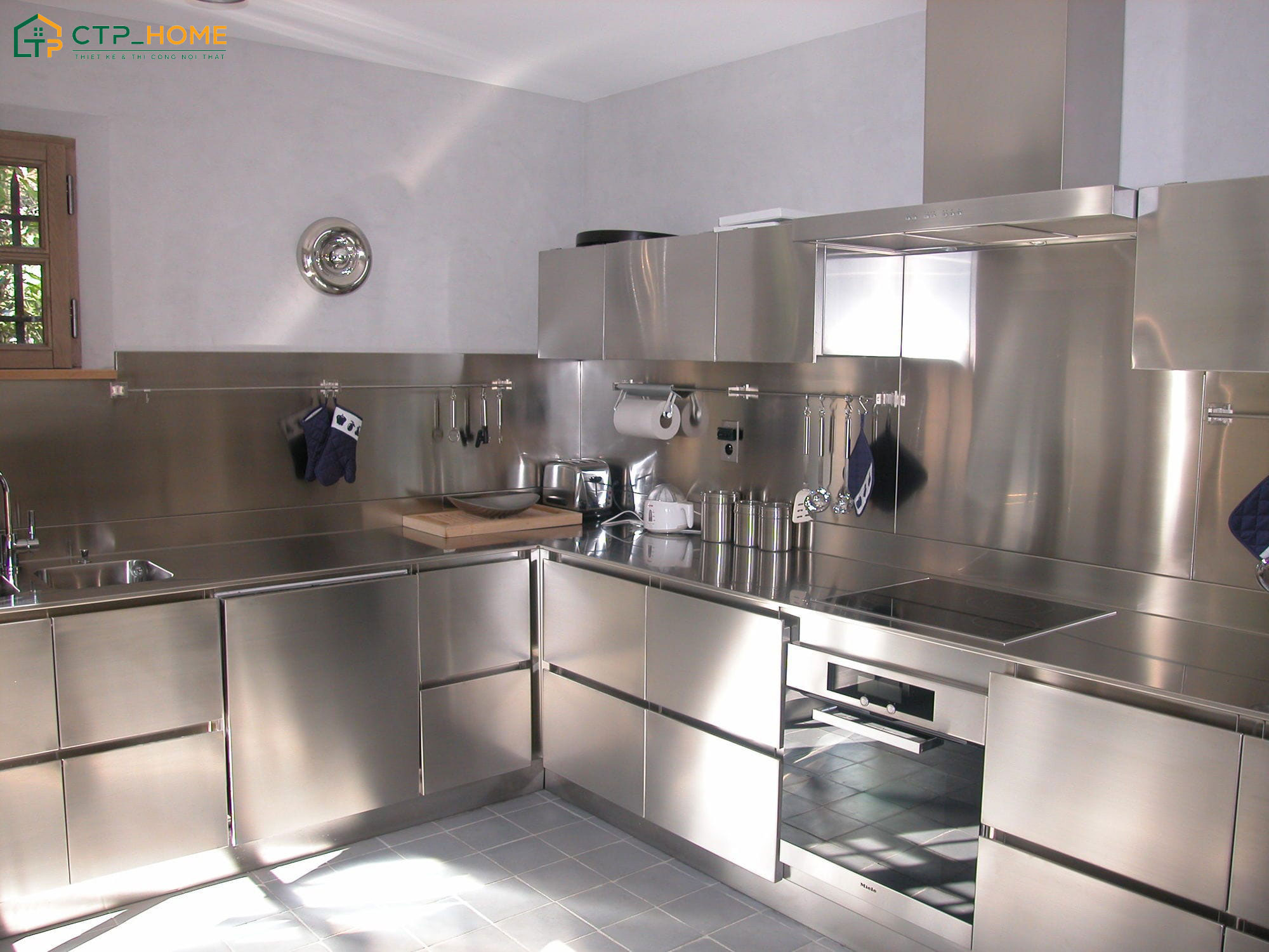 Các mẫu phòng bếp đẹp bằng inox sẽ phù hợp với những không gian có tần suất sử dụng nhiều