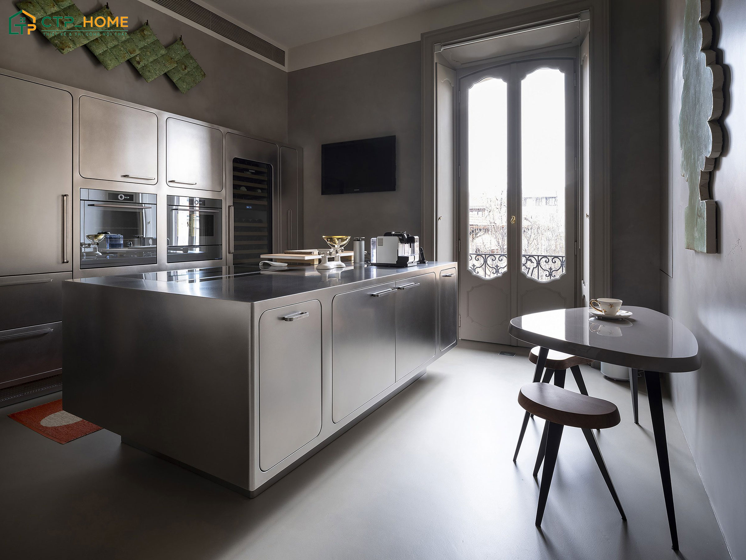 Mẫu thiết kế nội thất phòng bếp bằng inox kết hợp mặt đá sẽ mang đến vẻ đẹp hiện đại và tinh tế cho toàn bộ không gian