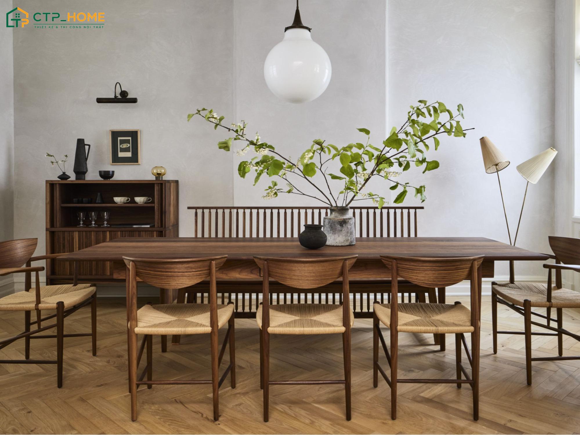 Có thể tạo điểm nhấn bằng bình hoa hoặc chậu cây xanh để giúp phòng ăn trở nên sinh động hơn