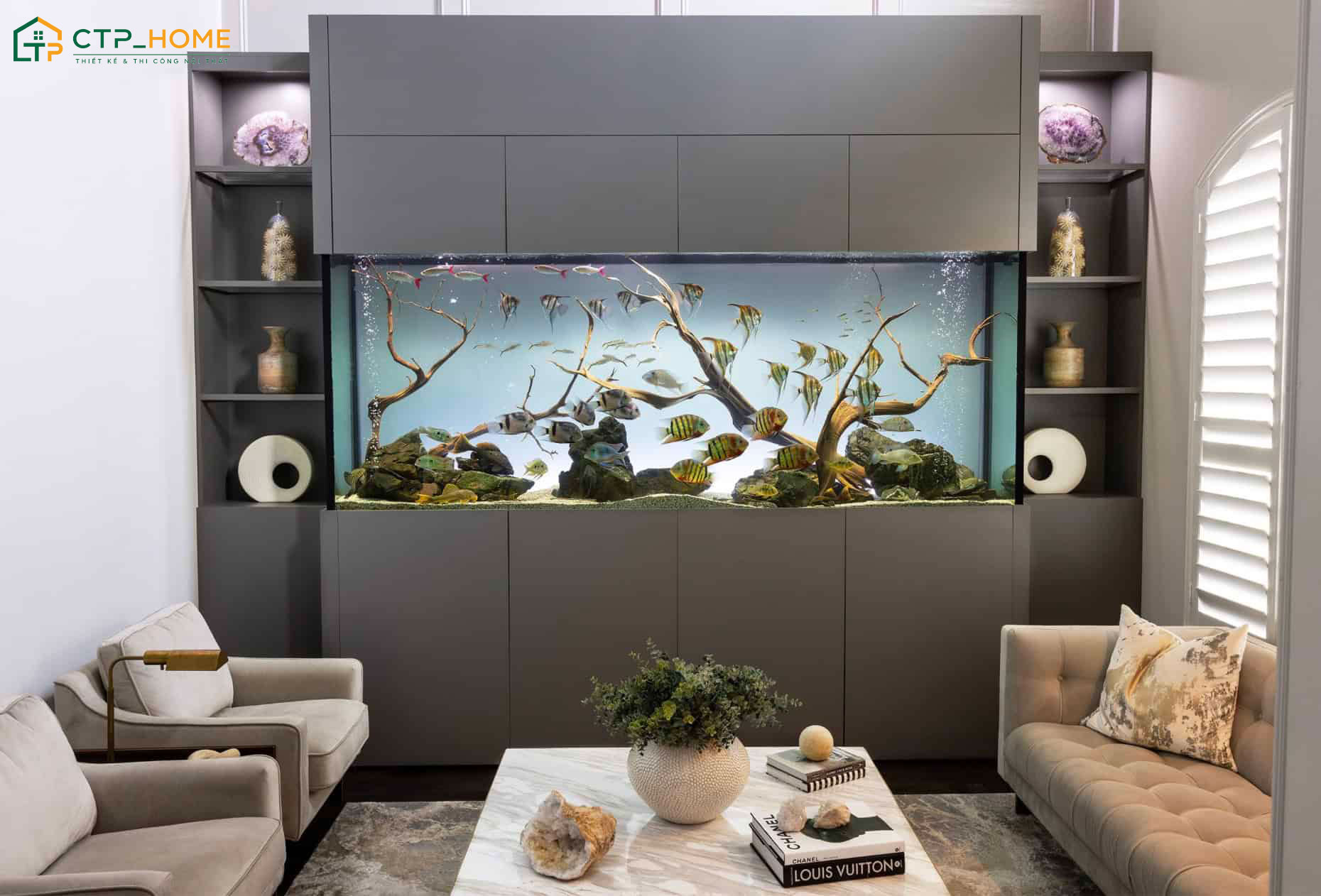 Mẫu decor phòng khách sang trọng bằng bể cá sẽ giúp không gian trở nên sinh động và cuốn hút hơn