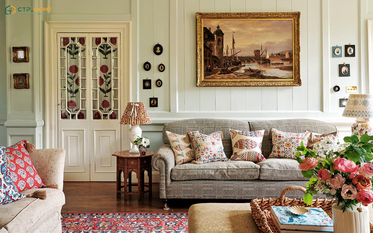 Sử dụng sofa vải kết hợp đồ trang trí cổ kính là lựa chọn phù hợp cho phong khách màu trắng phong cách Vintage