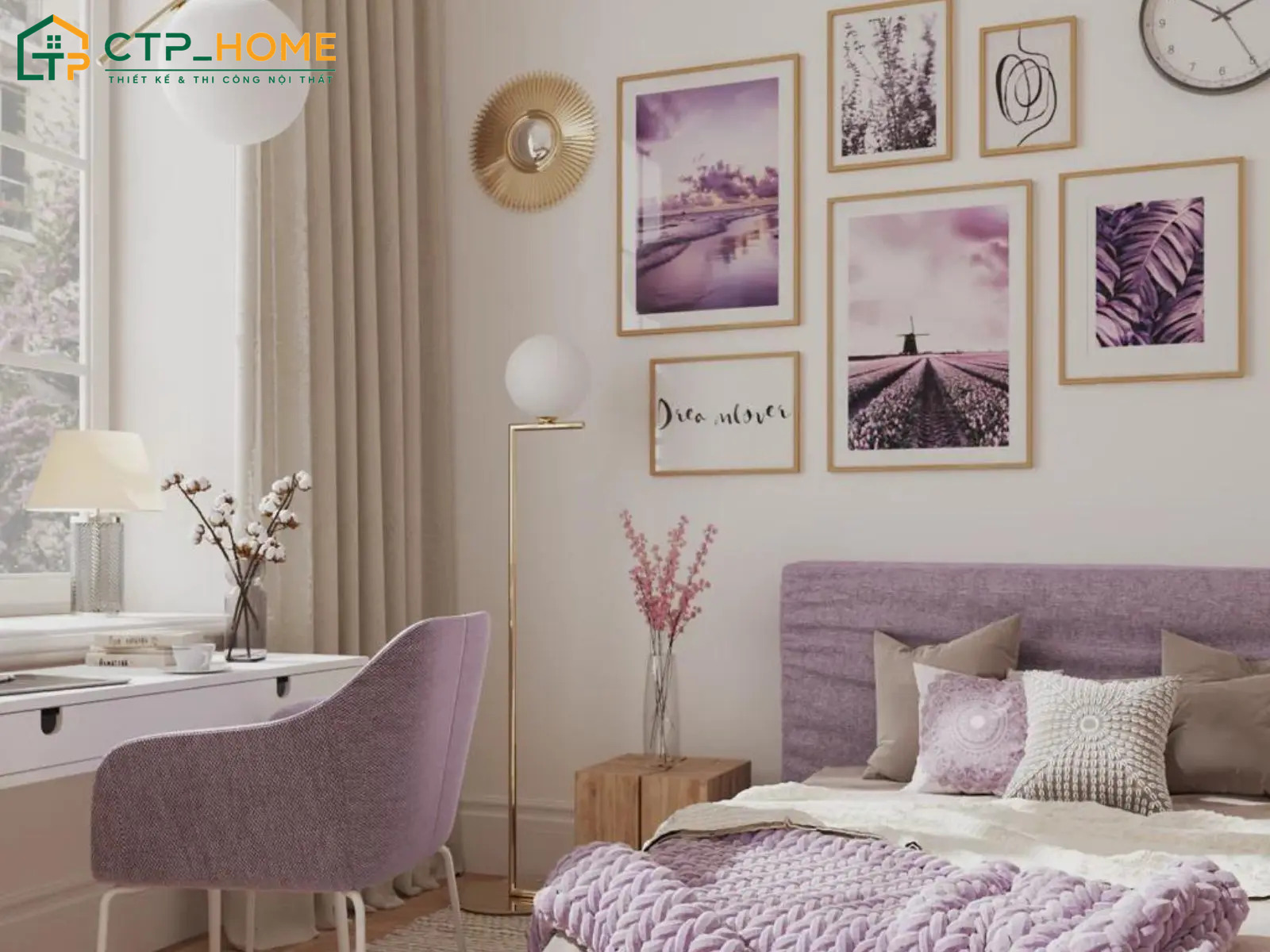 Kết hợp những khung ảnh nhỏ được bố trí ở tủ đầu giường sẽ giúp tạo điểm nhấn cho phòng ngủ màu tím
