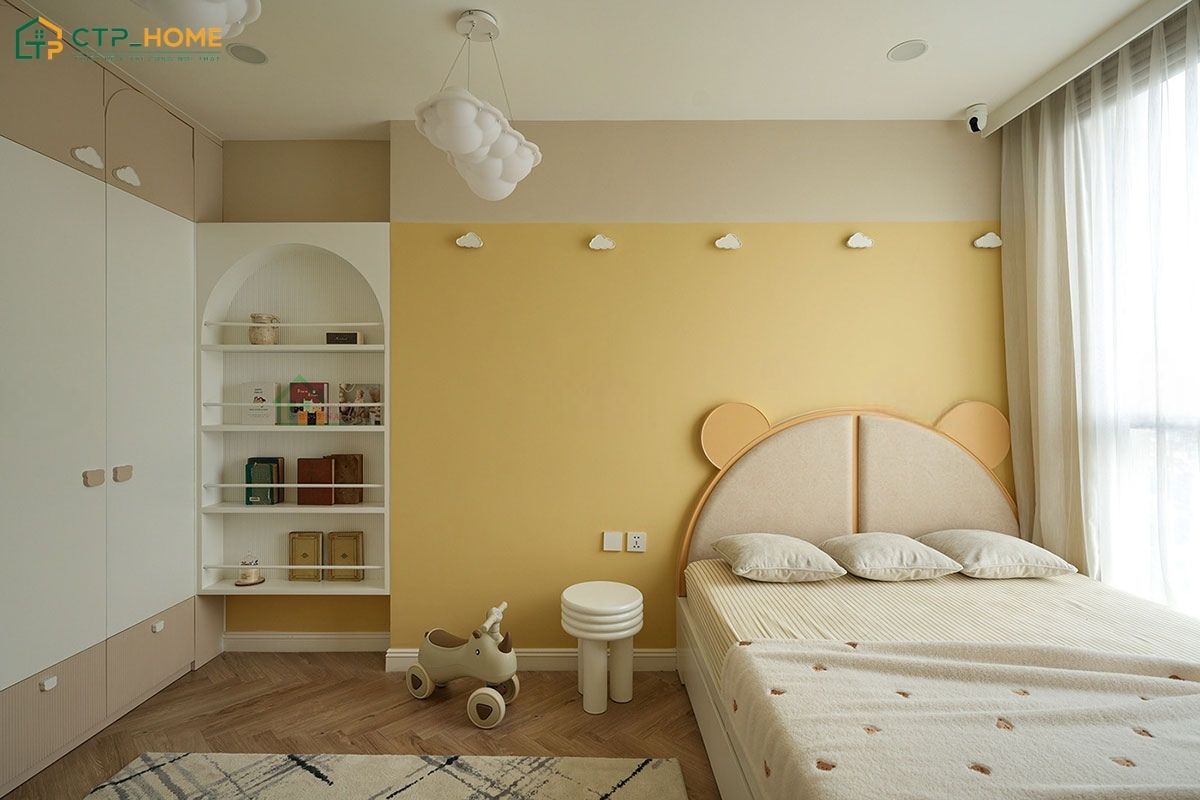 Mẫu phòng ngủ tone màu vàng Pastel nổi bật với giấy dán tường họa tiết và chăn gối màu chanh