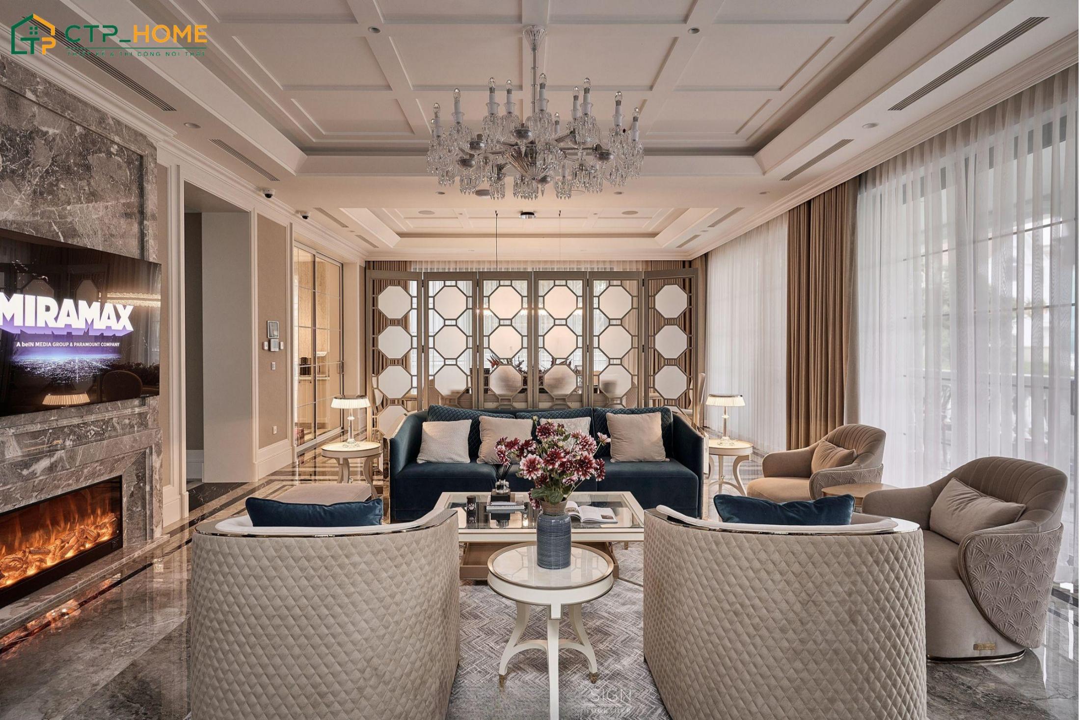 Phòng khách biệt thự Pháp gây ấn tượng với bộ sofa cao cấp, đèn chùm và các chi tiết trang trí tinh tế