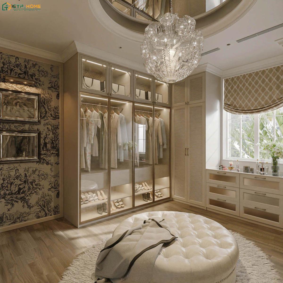 Hệ tủ kính được bố trí chạy dọc theo tường, kết hợp đèn LED bên trong giúp dễ dàng quan sát và sắp xếp quần áo