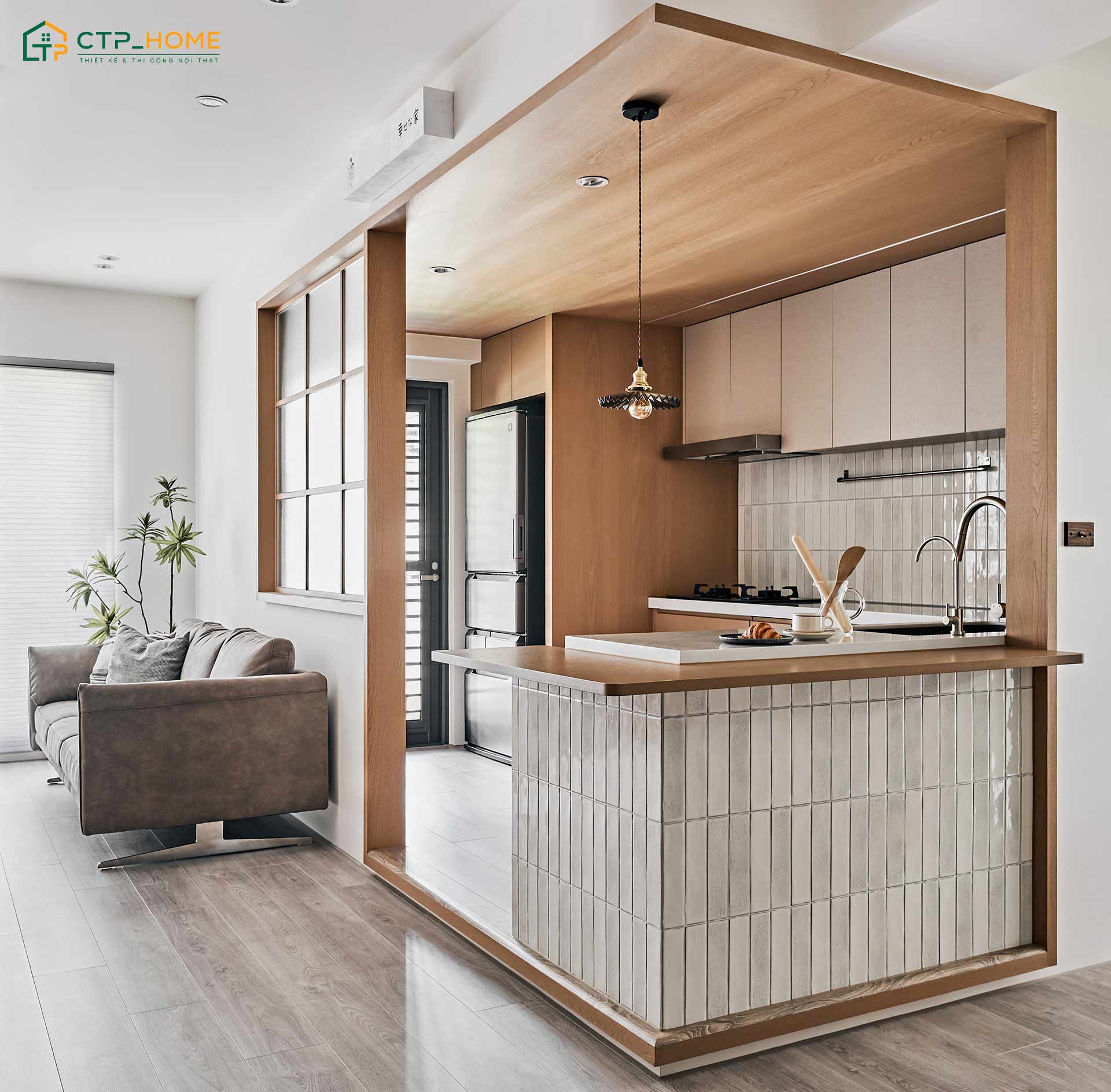 Sử dụng vách ngăn gỗ để phân chia phòng khách và bếp để tạo cảm giác riêng tư mà vẫn giữ được sự thông thoáng