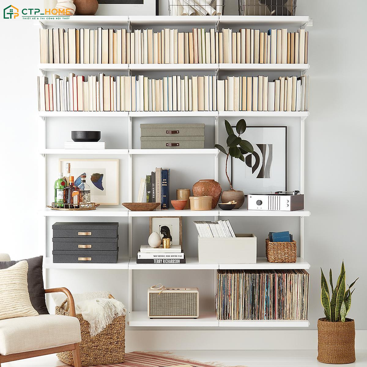 Sử dụng kệ sách kịch trần giúp gia tăng diện tích lưu trữ mà vẫn giữ được sự gọn gàng cho không gian