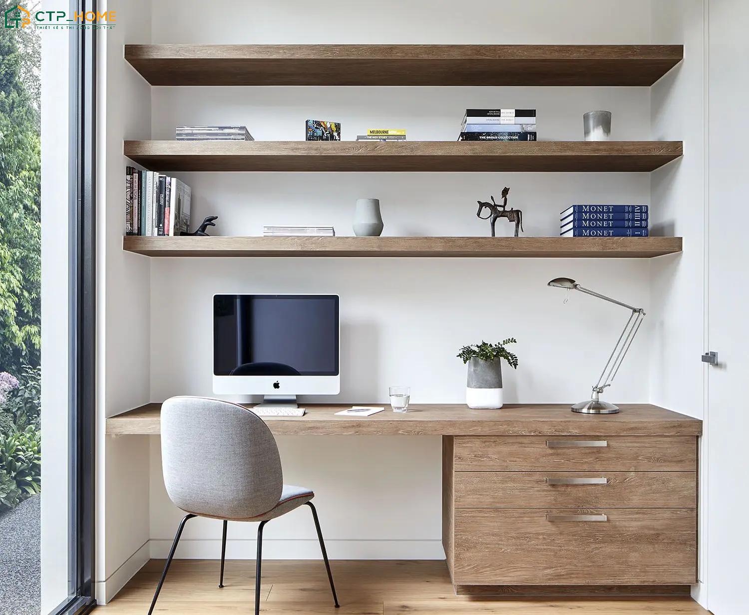 Giải pháp thiết kế phòng làm việc nhỏ tại nhà với việc tận dụng kệ gỗ treo tường sẽ giúp tiết kiệm diện tích