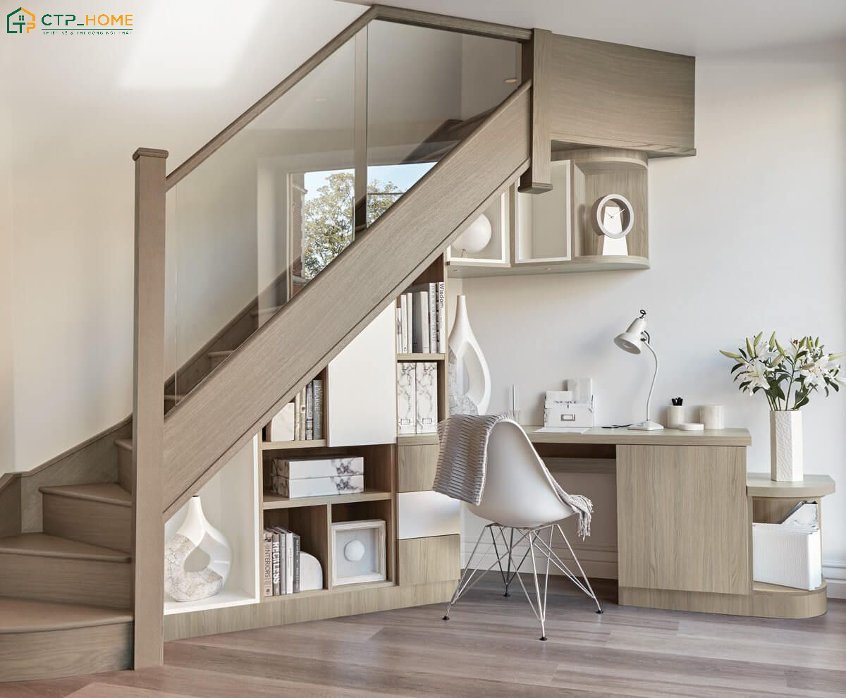 Không gian dưới gầm cầu thang được bố trí thành góc làm việc nhỏ giúp đáp ứng các nhu cầu sử dụng cơ bản