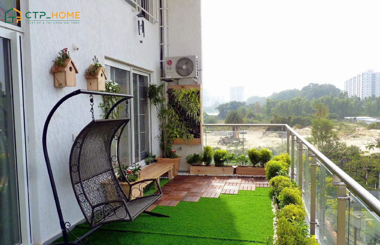 Thiết kế ban công bằng cỏ nhân tạo sẽ giúp gia chủ tiết kiệm thời gian chăm sóc mà vẫn đảm bảo tính thẩm mỹ