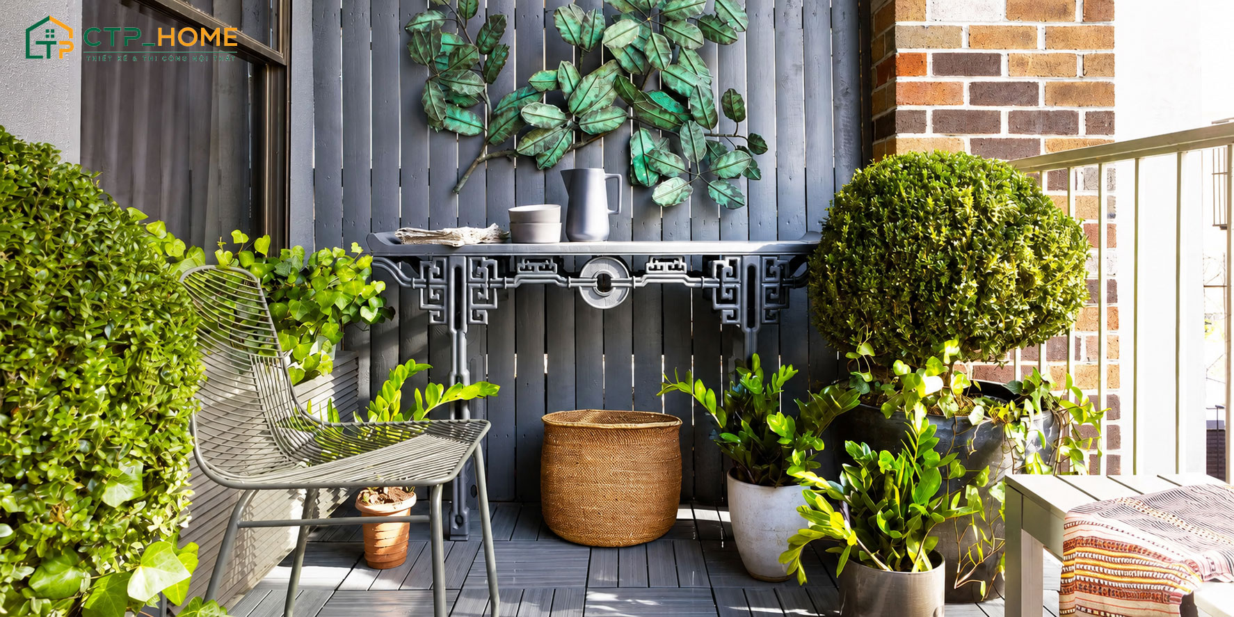 Mẫu ban công đẹp phong cách công nghiệp nổi bật với mảng tường được ốp gạch thẻ giả cổ màu đỏ nung