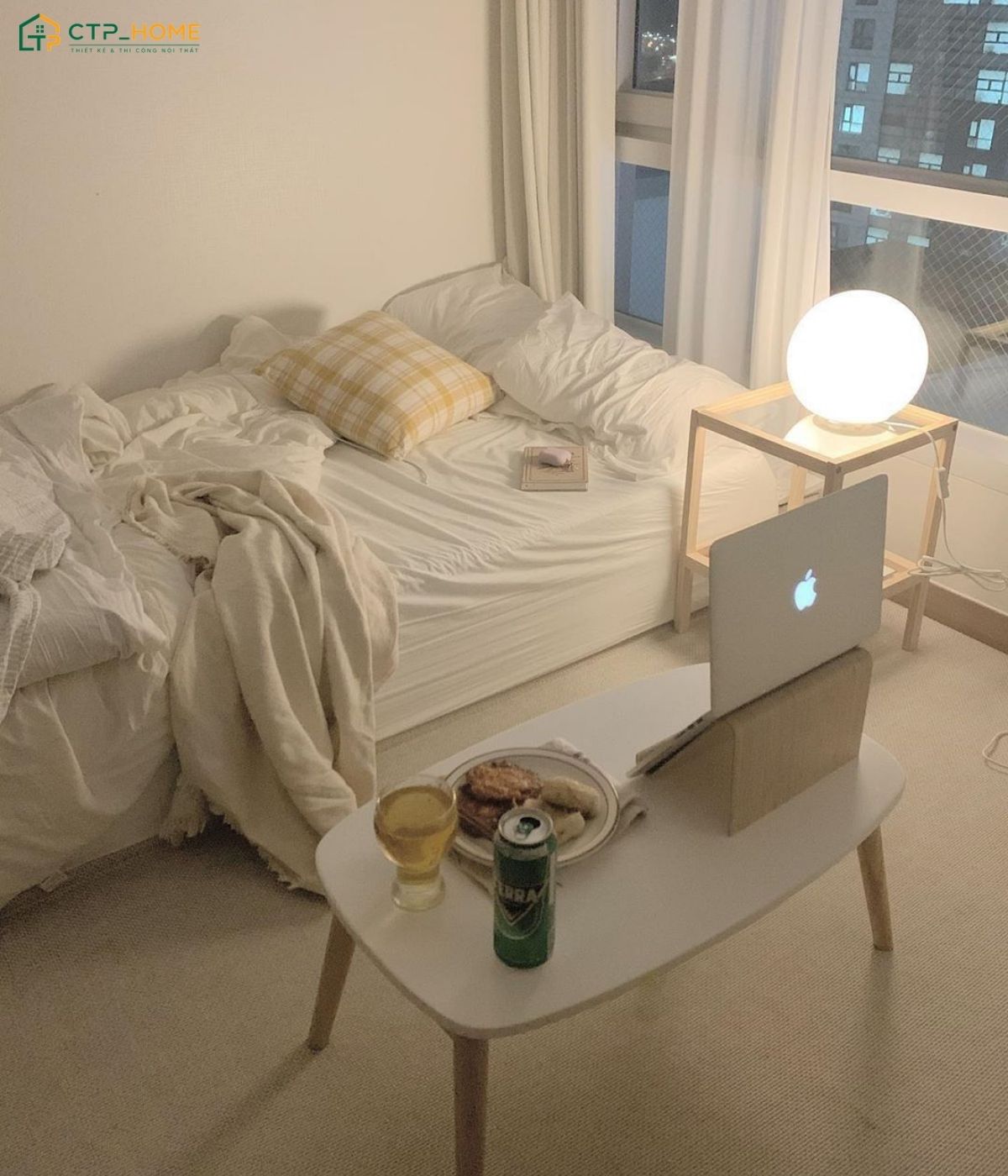 Mẫu thiết kế phòng ngủ kiểu Hàn Quốc tối giản với bàn nhỏ, rèm sáng màu và đồ decor tinh tế