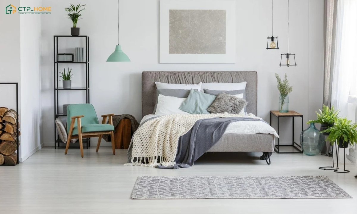 Gam màu xám chủ đạo khi được kết hợp cùng ánh sáng tự nhiên sẽ giúp phòng ngủ trở nên ấm áp hơn