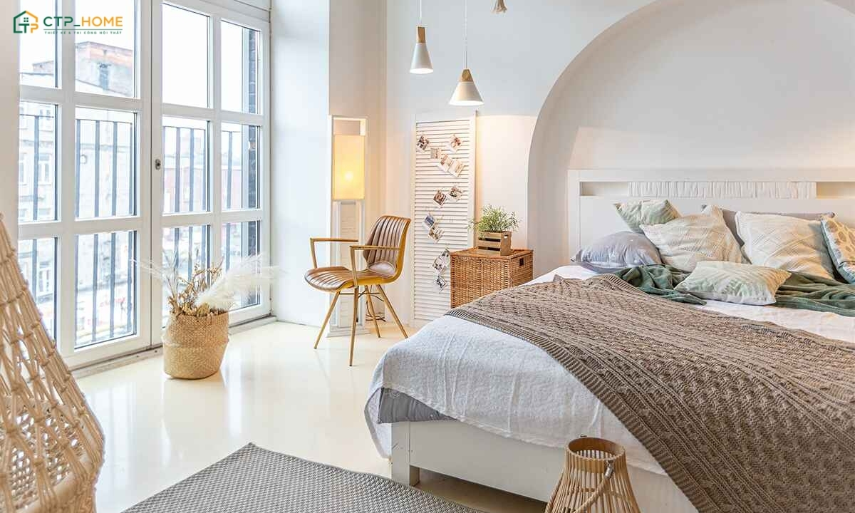 Có thể tạo điểm nhấn cho phòng ngủ Scandinavian bằng cách sử dụng cây xanh hoặc thảm dệt